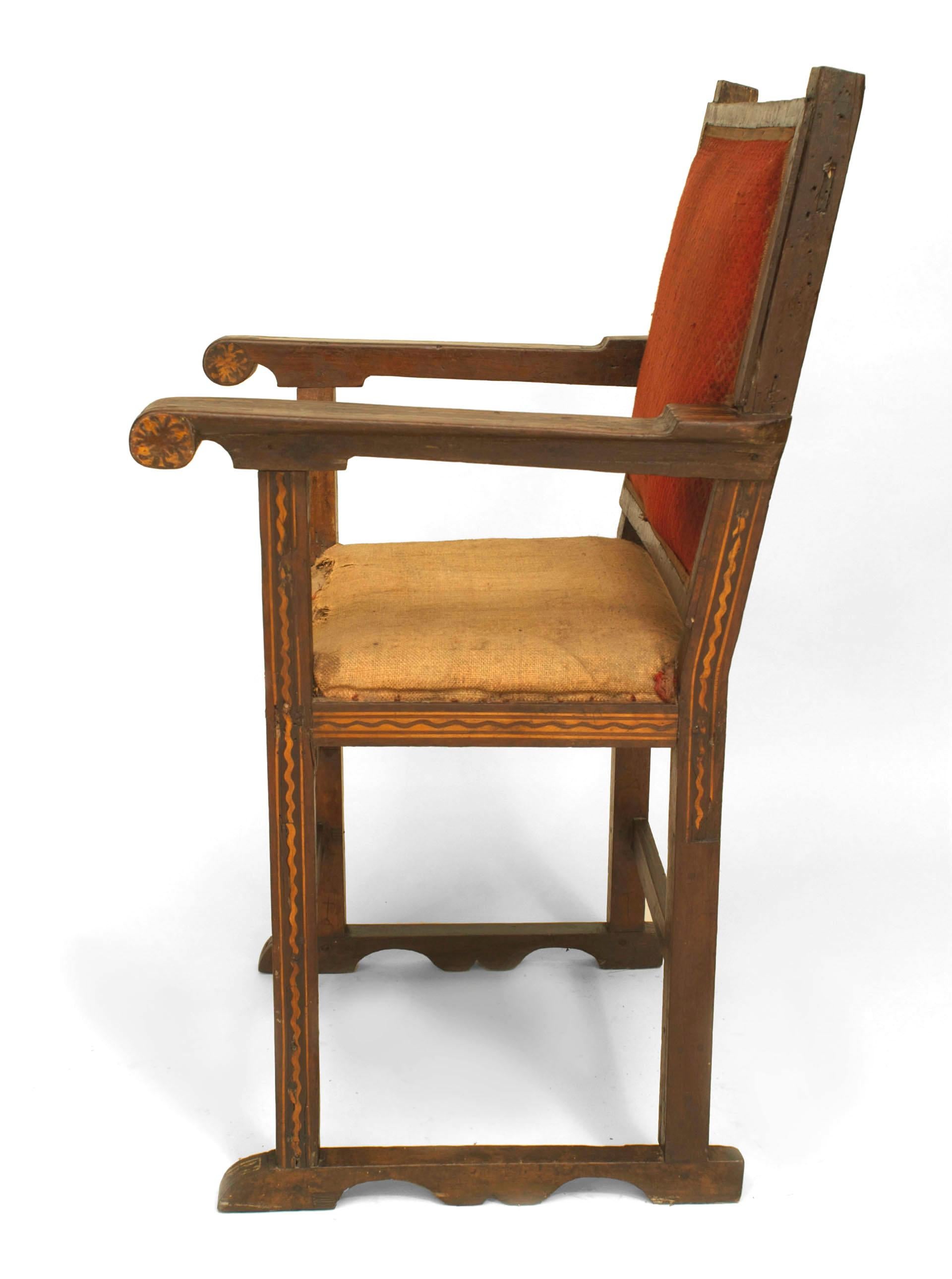 Paire de fauteuils en noyer de style colonial espagnol Bon état - En vente à Queens, NY