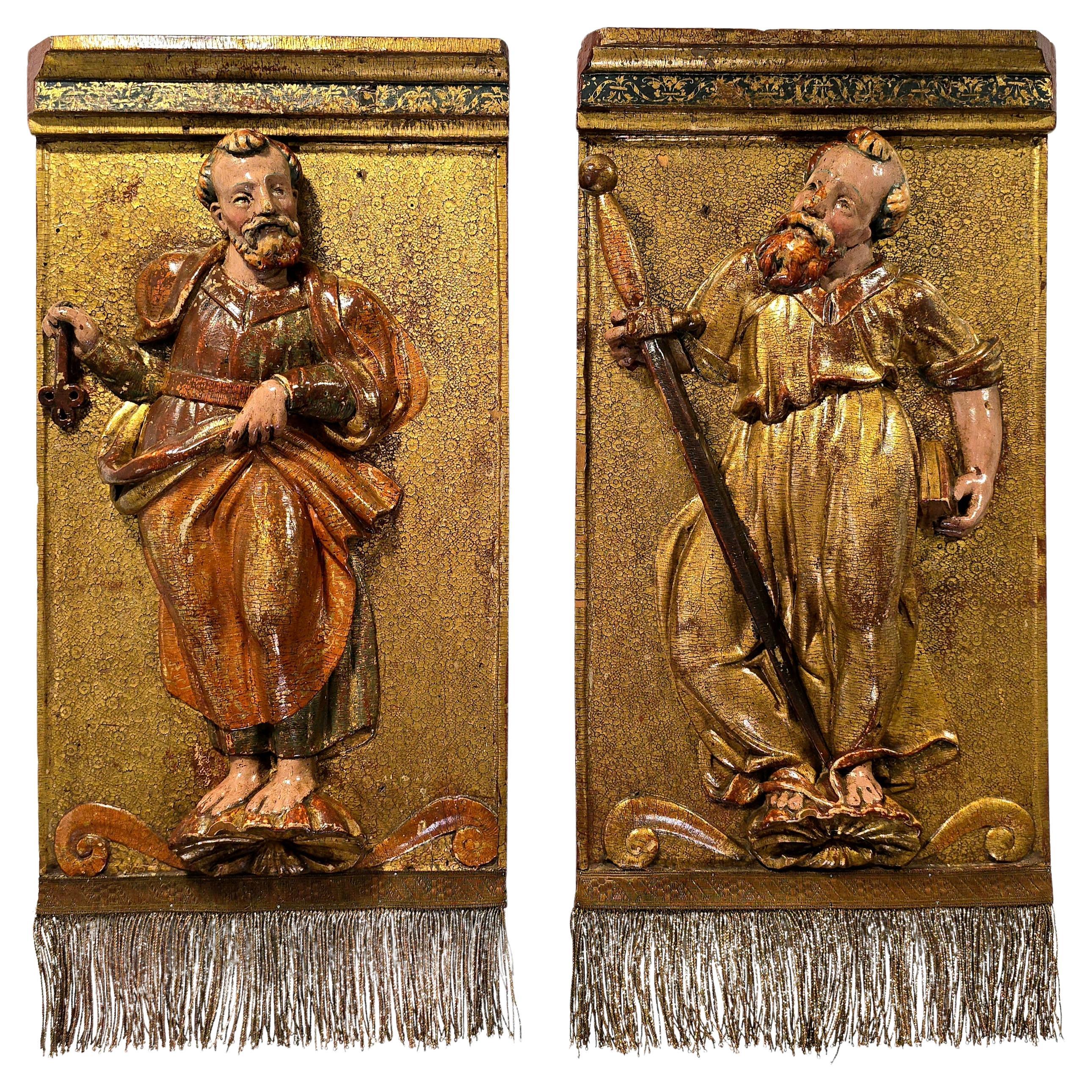 Pair of 16th Century Spanish Polychrome Carved Wood Reliefs of Saints Peter and en venta