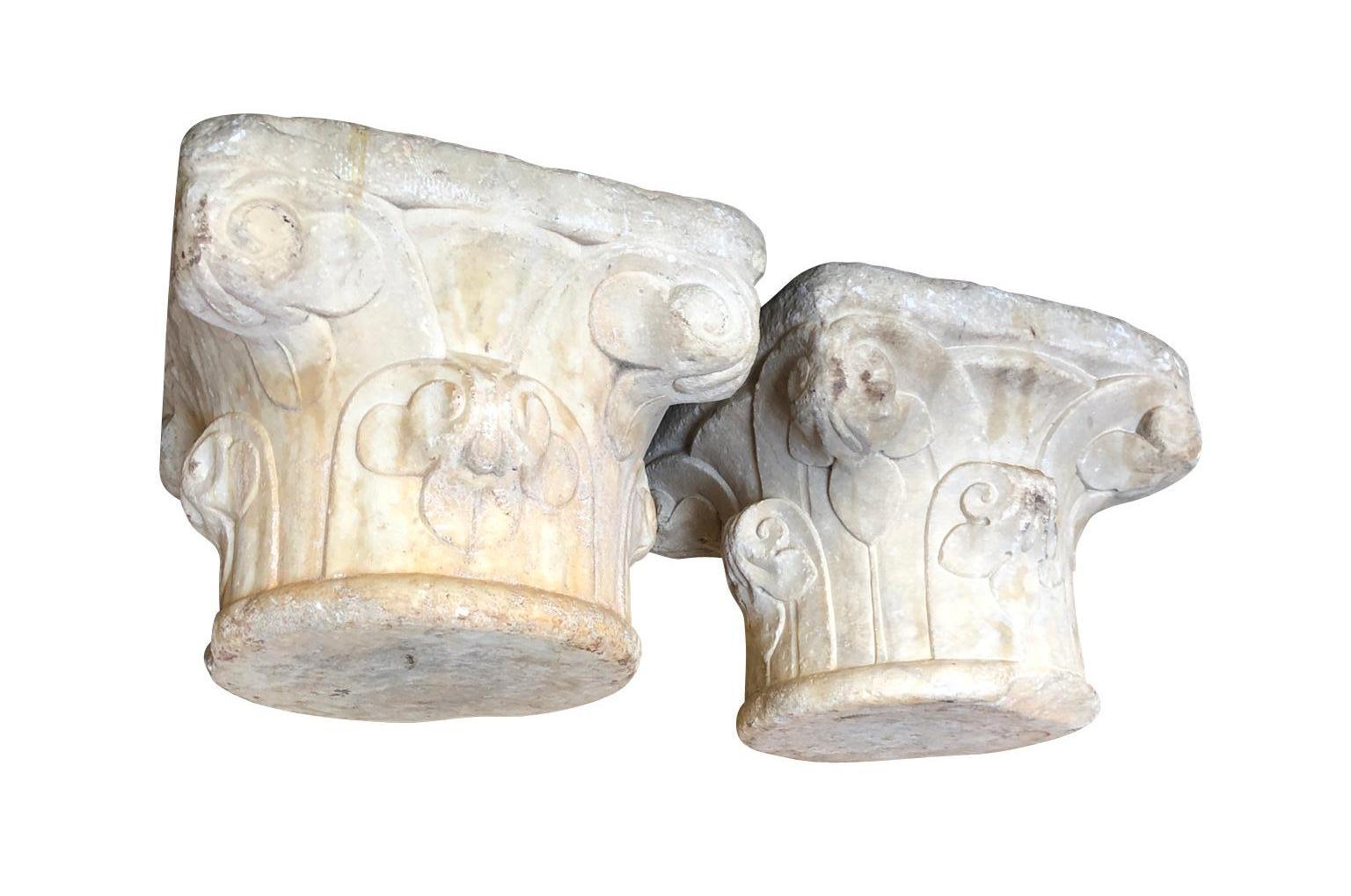Ein sensationelles Paar Capitales Sevillanos aus dem 16. Jahrhundert, das in Italien aus Carrara-Marmor gefertigt und dann nach Sevilla, Spanien, gebracht wurde. Wunderschöne architektonische Elemente, die sich in eine atemberaubende Umgebung