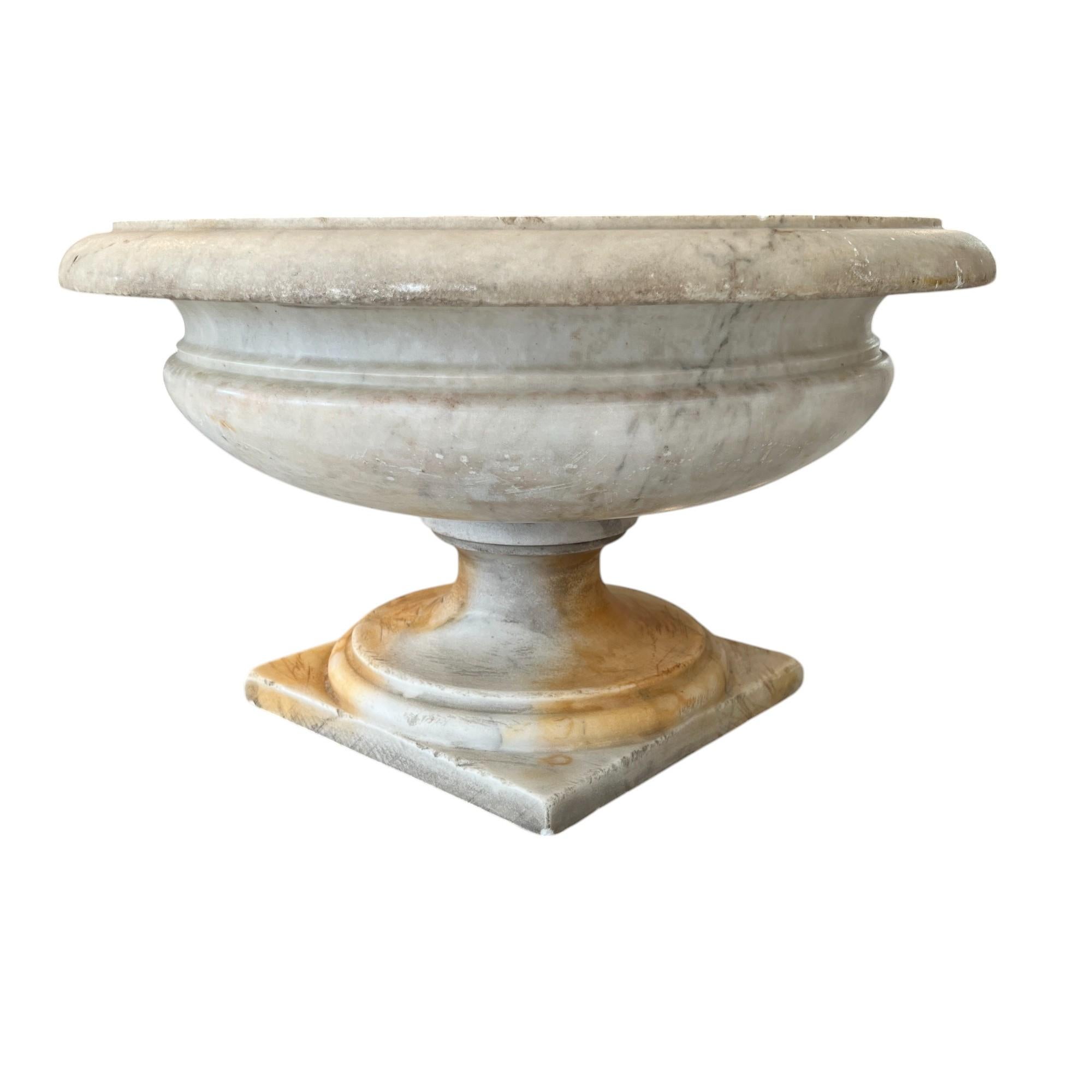Paar toskanische Marmor-Jardiniere aus dem 17. Jahrhundert - Exquisite, handgeschnitzte Marmor-Jardiniere mit klassischen Proportionen und einer anmutig gealterten Patina. Ihr toskanisches Renaissance-Design mit subtilen dekorativen Motiven und