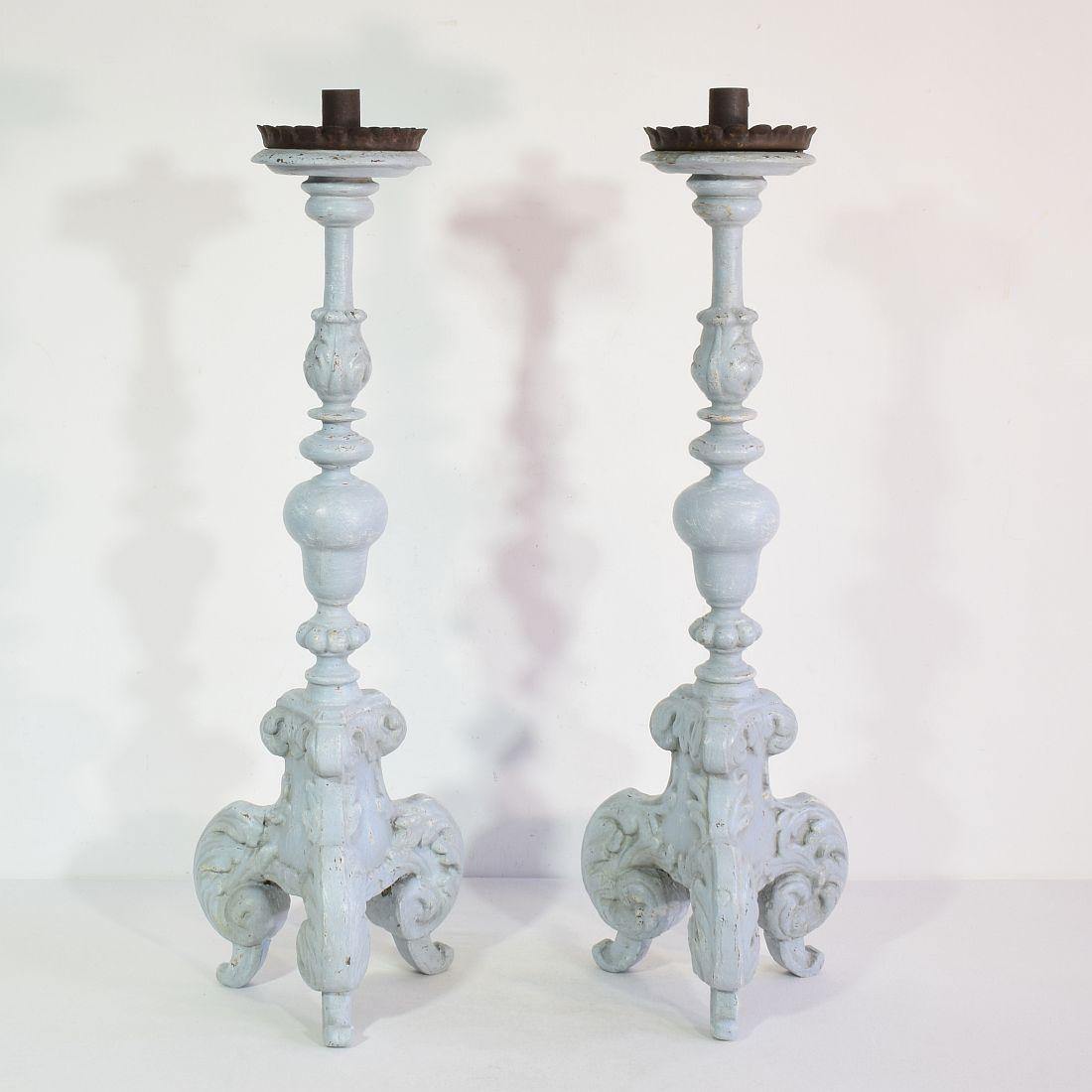 Hand-Carved Pair of 17/18th Century Italian Carved Wooden Baroque Candleholders For Sale