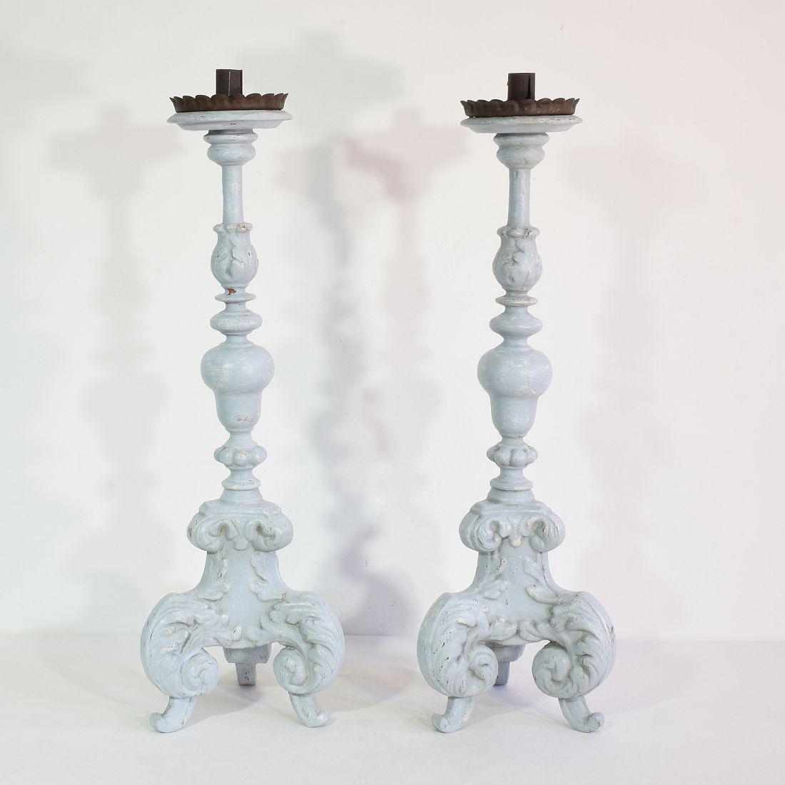 Paar italienische geschnitzte Barock-Kerzenhalter aus dem 17/18. (Italienisch) im Angebot