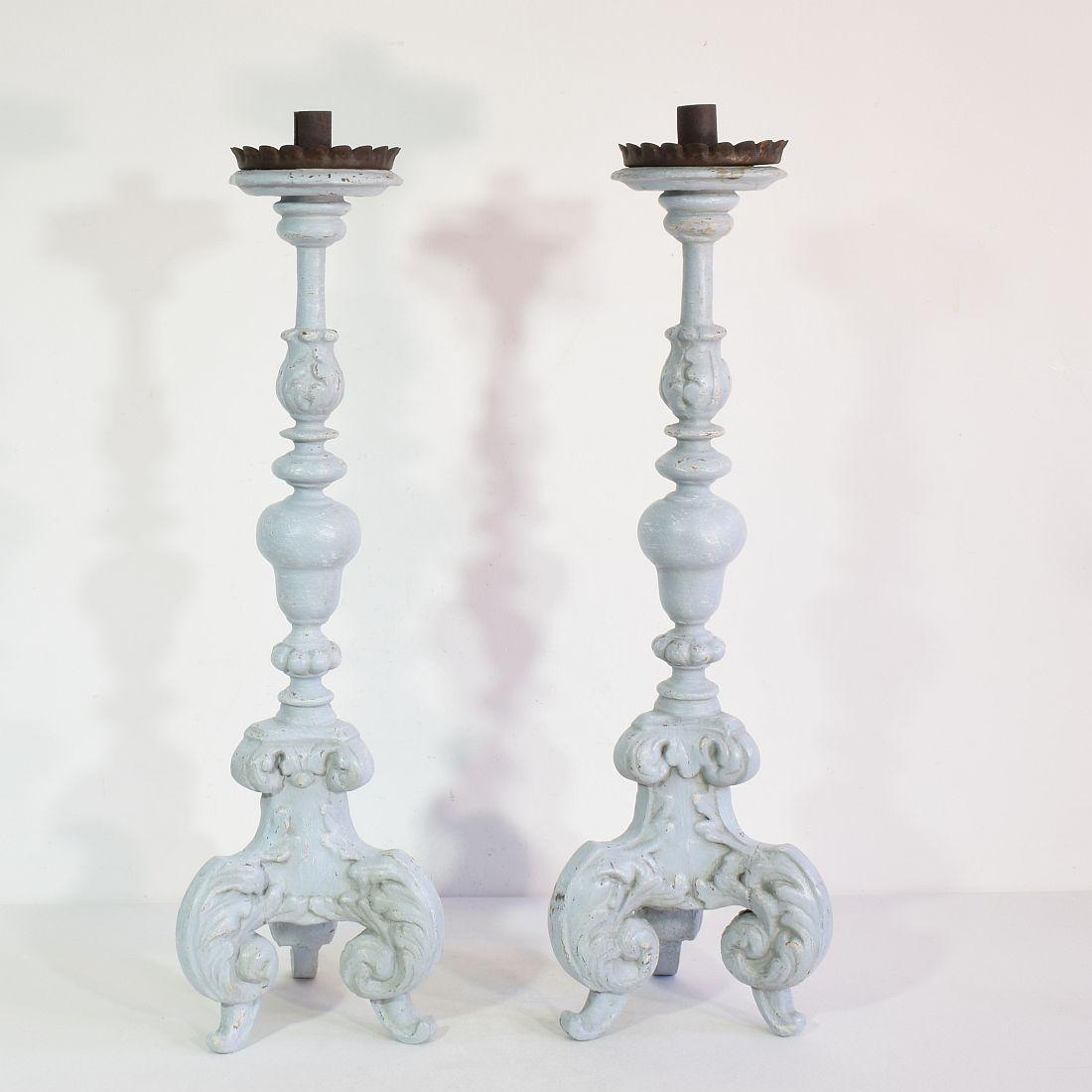 Pair of 17/18th Century Italian Carved Wooden Baroque Candleholders In Good Condition For Sale In Buisson, FR