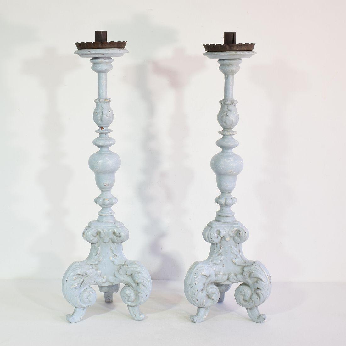 Paar italienische geschnitzte barocke Holz-Kerzenhalter aus dem 17. und 18. Jahrhundert im Zustand „Gut“ im Angebot in Buisson, FR