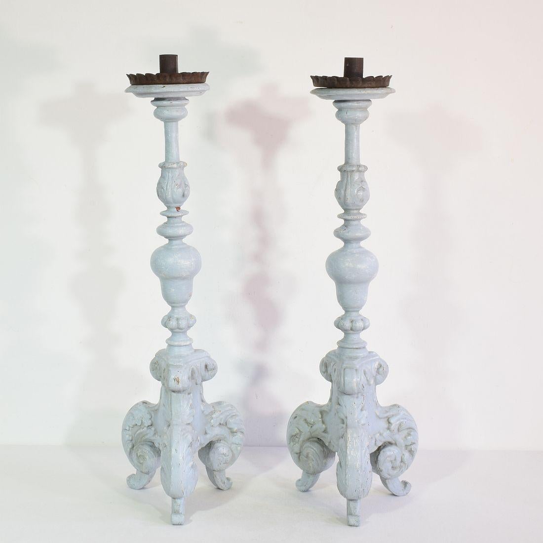 Paar italienische geschnitzte barocke Holz-Kerzenhalter aus dem 17. und 18. Jahrhundert (18. Jahrhundert und früher) im Angebot