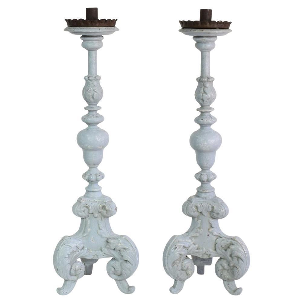 Pareja de candelabros barrocos italianos de madera tallada del siglo XVII-XVIII