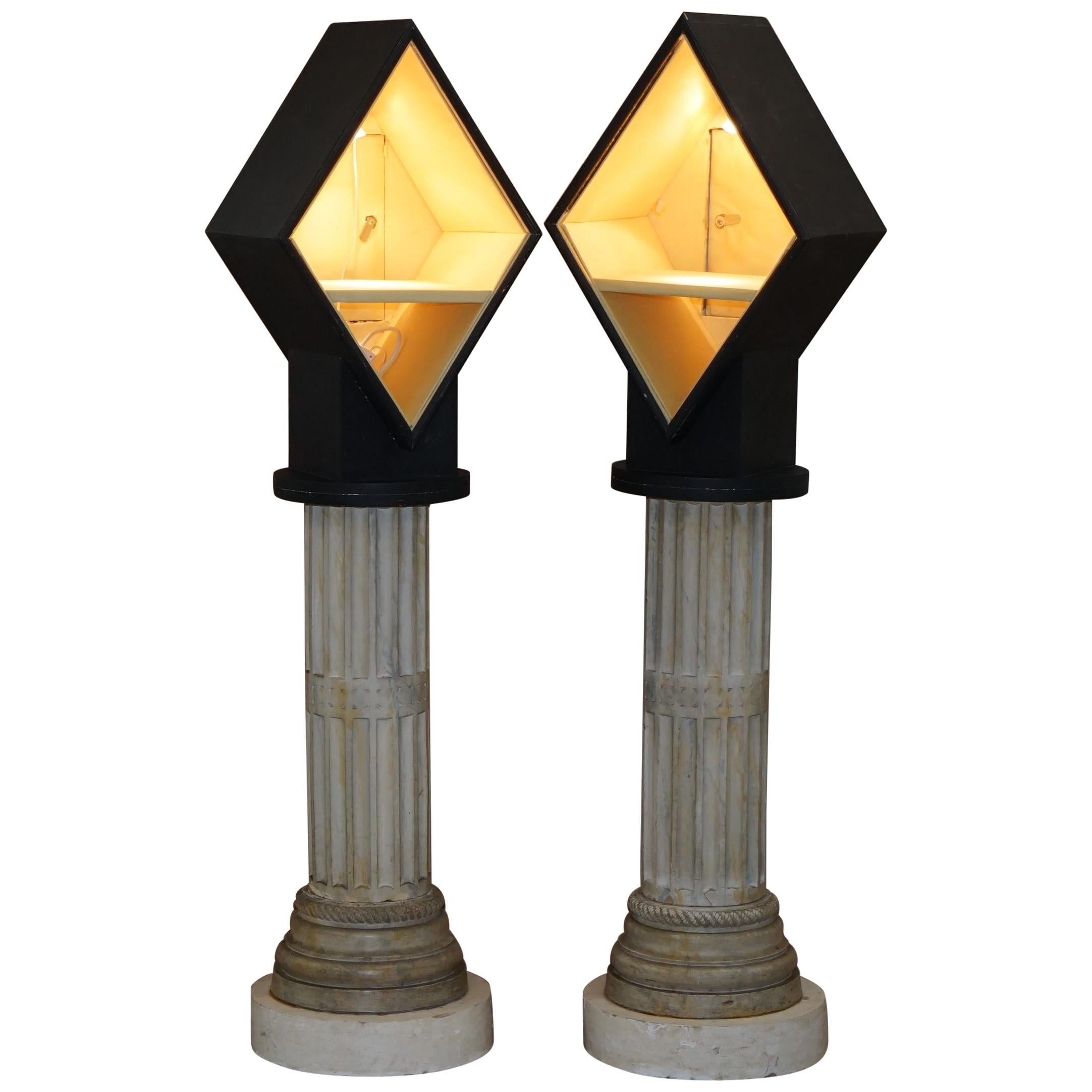 Ein Paar hohe Vitrinen auf korinthischen Säulen mit eingebauten Lichtern