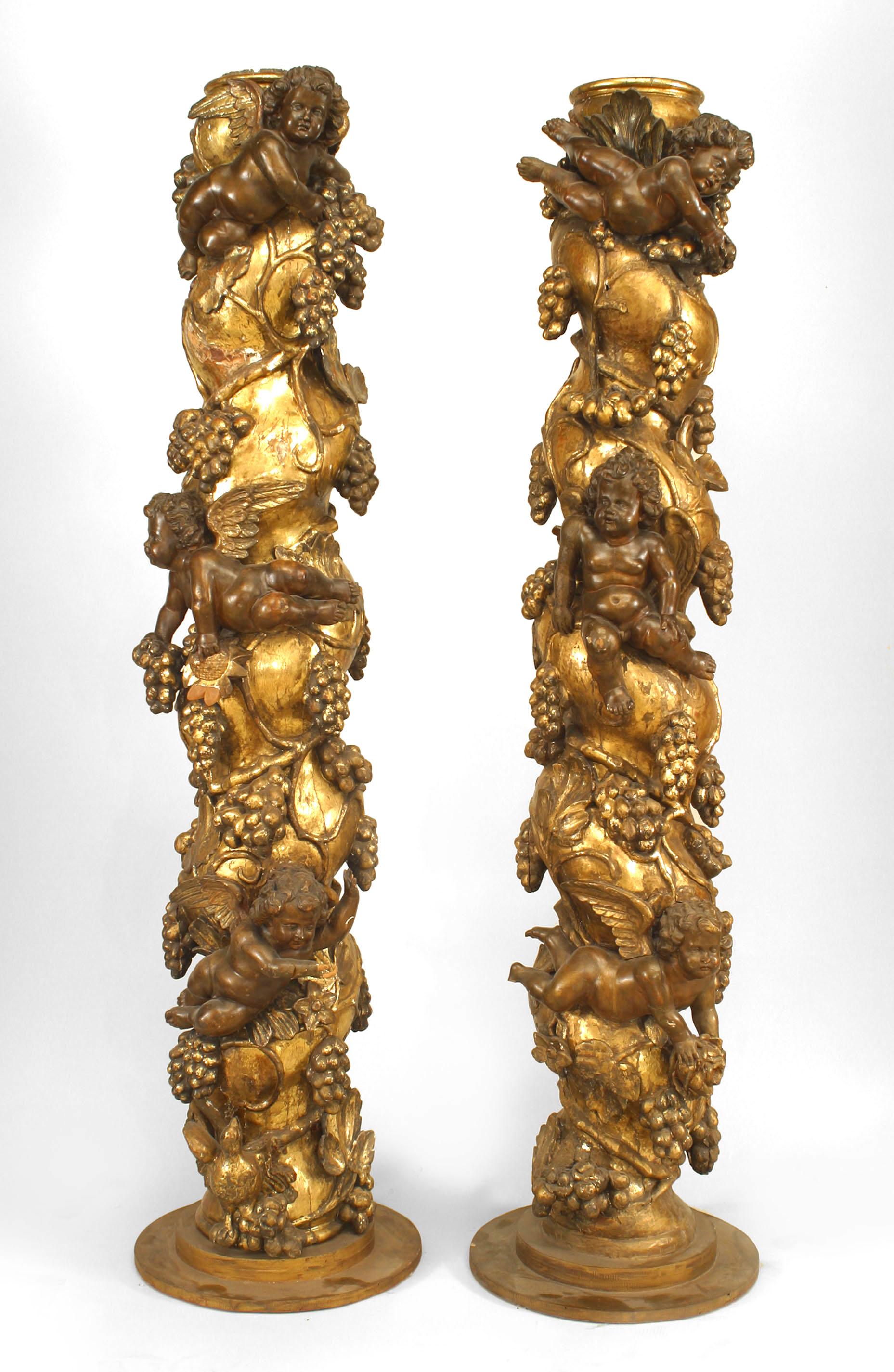 Paar italienischer Barocksäulen (spätes 17./18. Jh.) aus polychromiertem und vergoldetem Holz mit wirbelndem Design und stark geschnitzten Putten und Weinreben (PREIS PRO PÄRCHEN).

Ersetzung von Schnitzereien an einigen Stellen