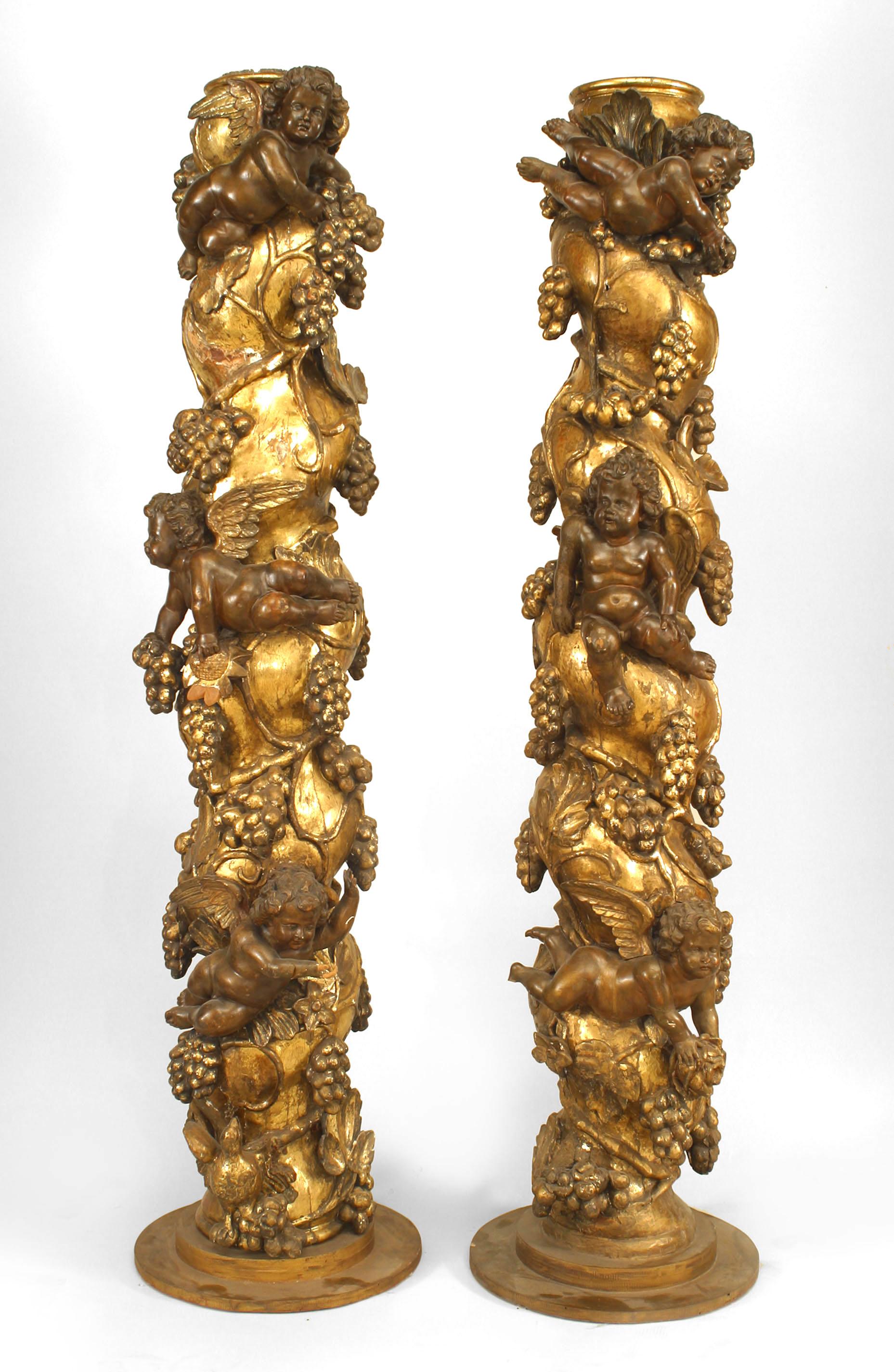 Paire de colonnes solomoniques baroques italiennes (fin 17e/18e siècle) en bois doré et polychromé, à motifs tourbillonnants et fortement sculptées de putti et de vignes (PRIX DE LA Paire).
