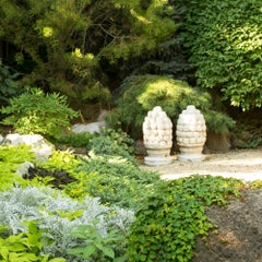 Paire de fleurons chinois en pierre avec pêches et permmons, 17e-18e siècle