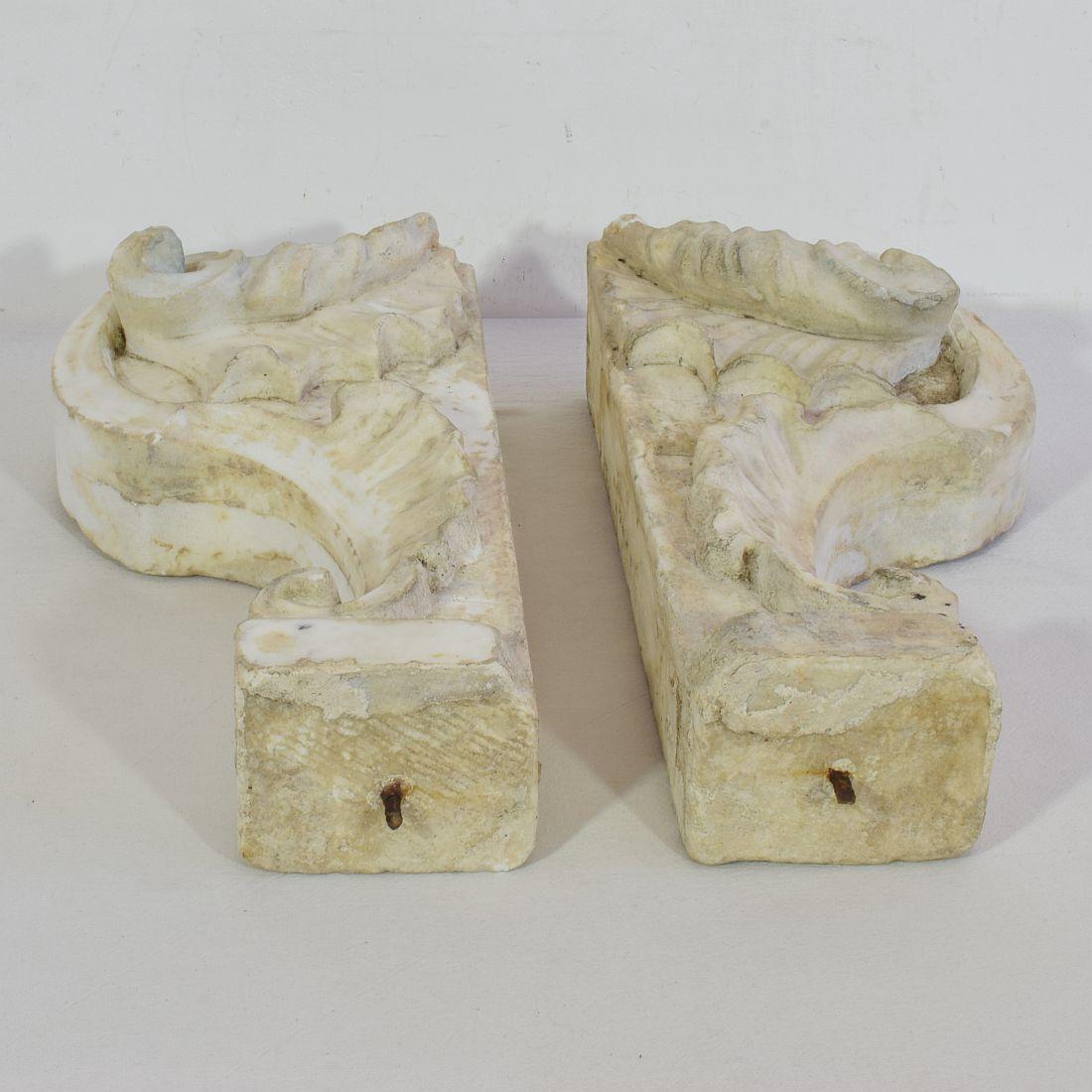 Paar italienische Barockornamente aus weißem italienischem Marmor aus dem 17. und 18. Jahrhundert im Angebot 10