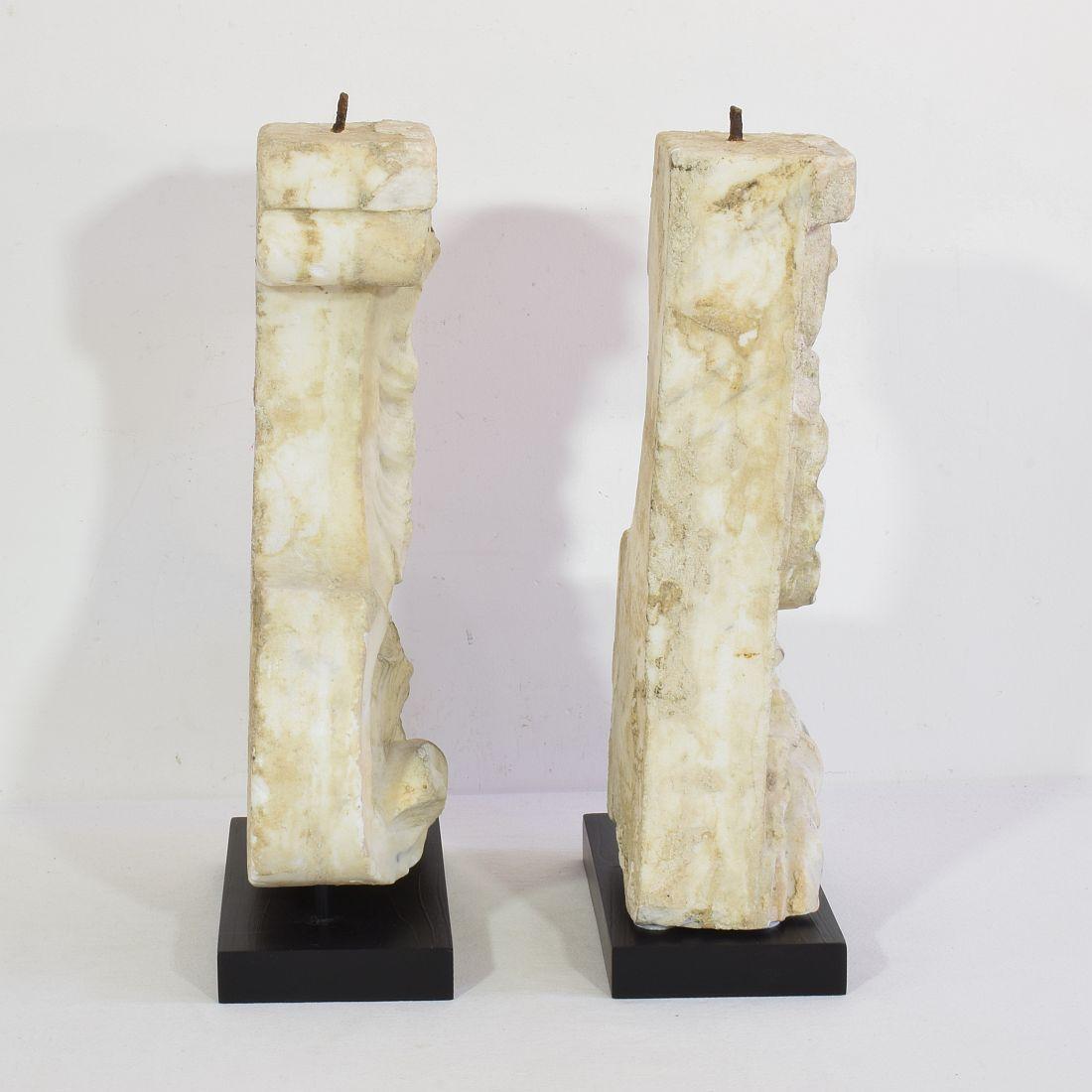 Pair of 17th/ 18th Century Italian White Marble Baroque Ornaments In Good Condition For Sale In Buisson, FR