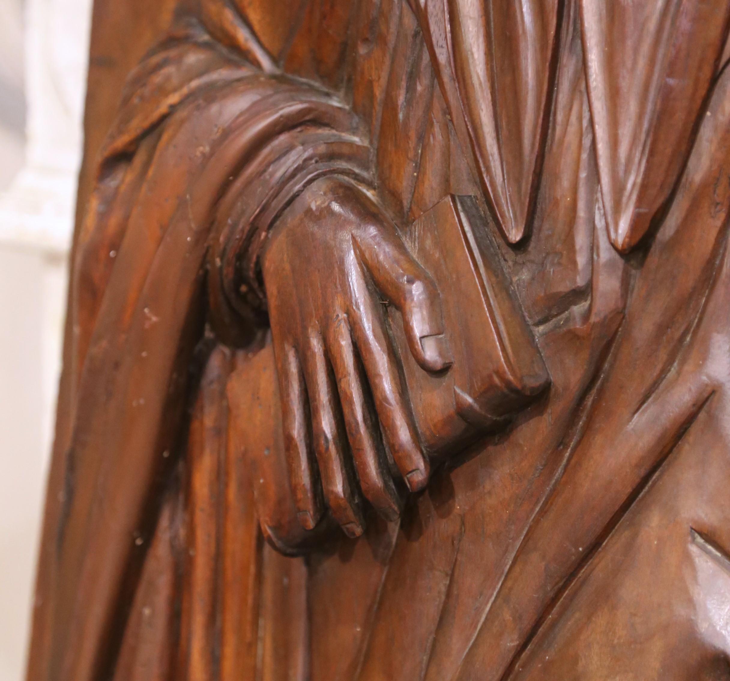 Paar französische Nussbaumtafeln aus dem 17. Jahrhundert, die den Heiligen Paul und die Heilige Teresa von Ávila darstellen im Angebot 8