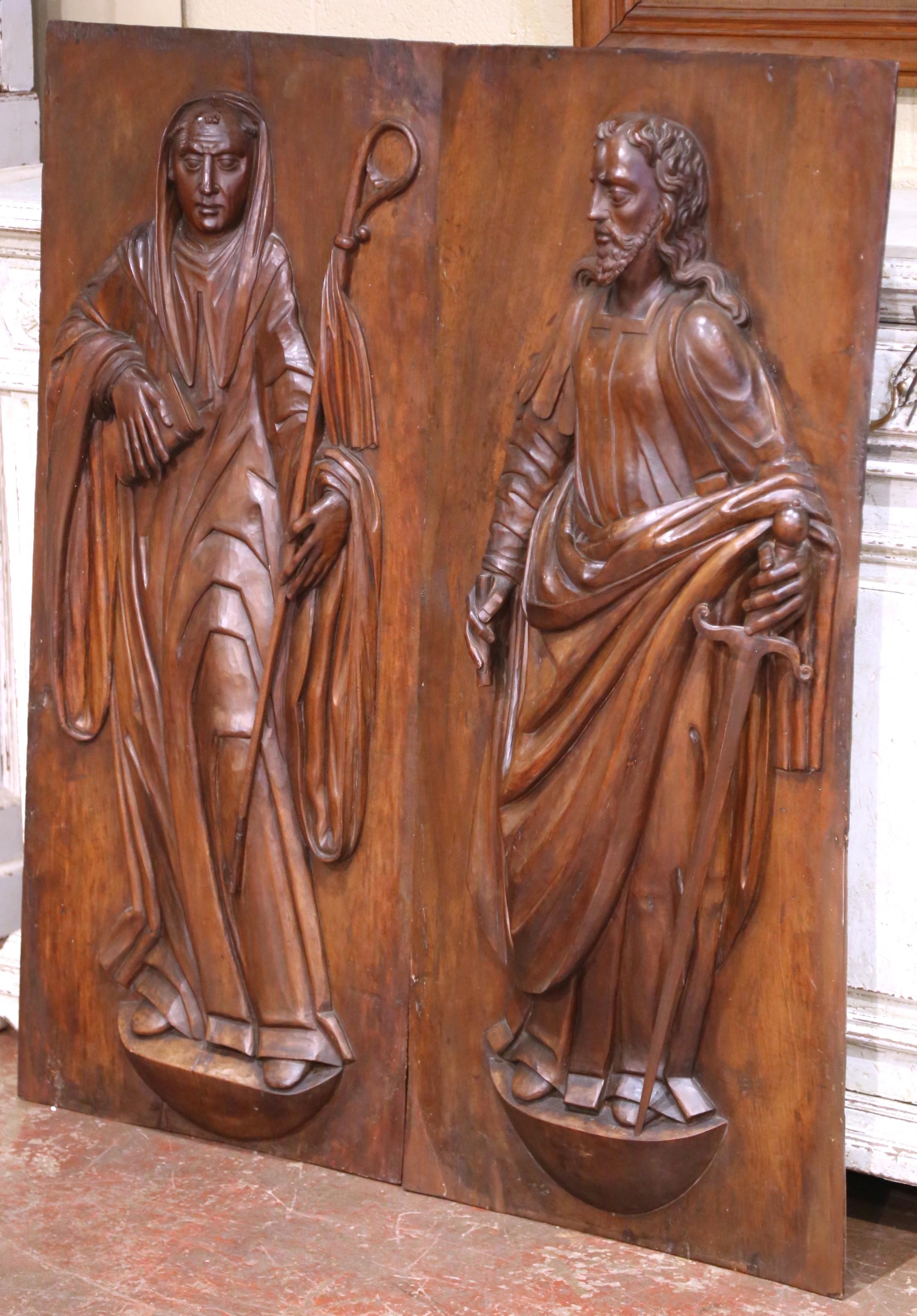 Dieses bedeutende, um 1680 in Frankreich geschnitzte Paar kirchlicher Nussbaumtafeln stellt den Apostel Paulus und die heilige Teresa von Ávila dar, die jeweils in einem Hochrelief mit beeindruckender Größe, Präsenz und andächtigem Detail
