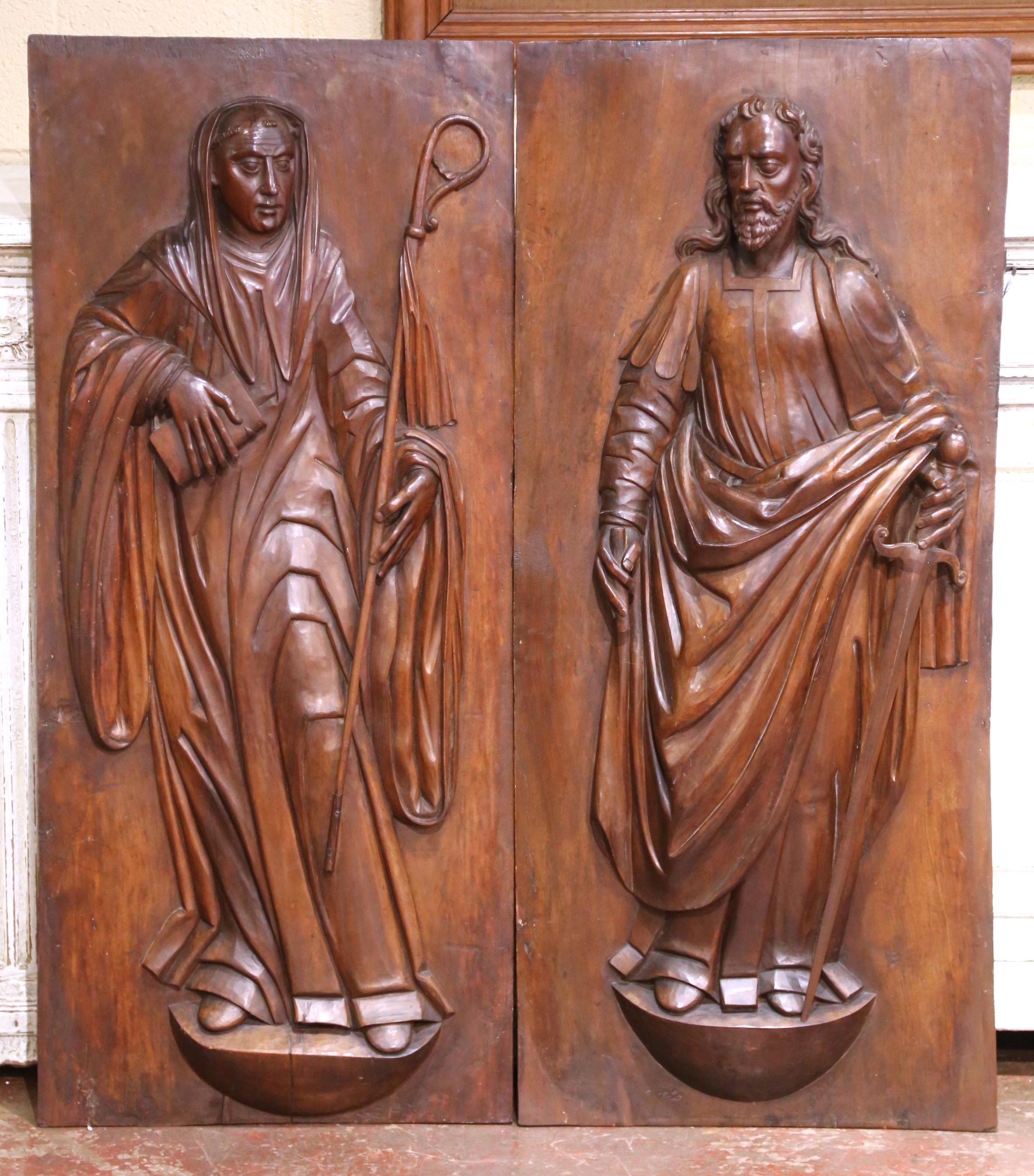 Paar französische Nussbaumtafeln aus dem 17. Jahrhundert, die den Heiligen Paul und die Heilige Teresa von Ávila darstellen (Handgeschnitzt) im Angebot
