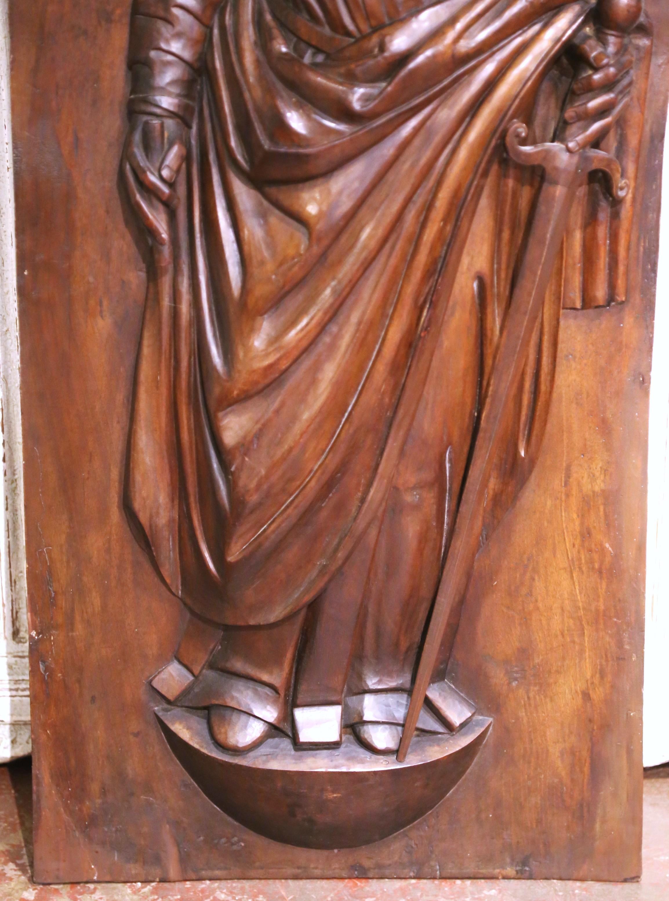 Paar französische Nussbaumtafeln aus dem 17. Jahrhundert, die den Heiligen Paul und die Heilige Teresa von Ávila darstellen (Walnuss) im Angebot