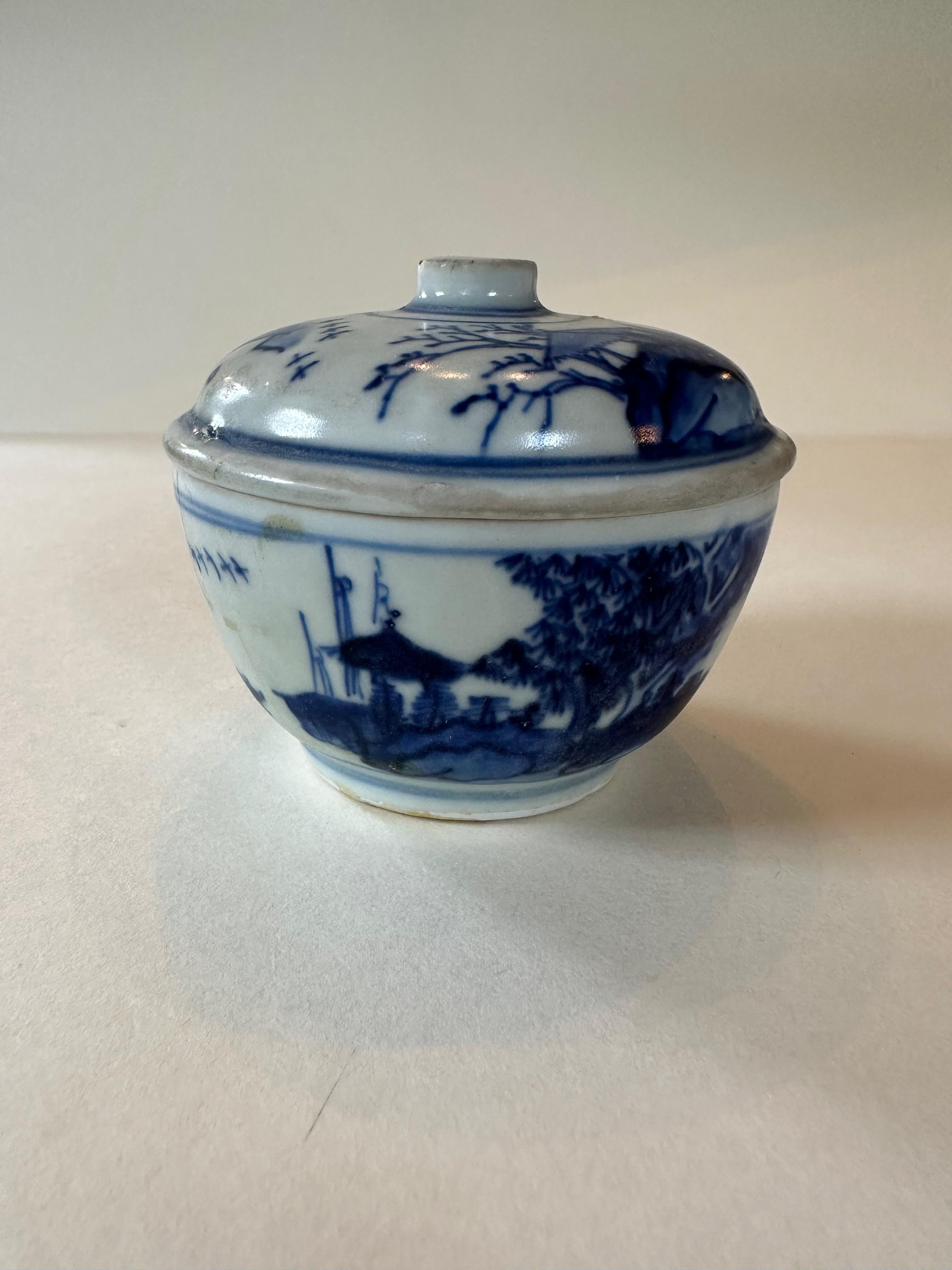 Chinese Pair of 17th Century blue and white covered bowls from Hatcher Collection For Sale
