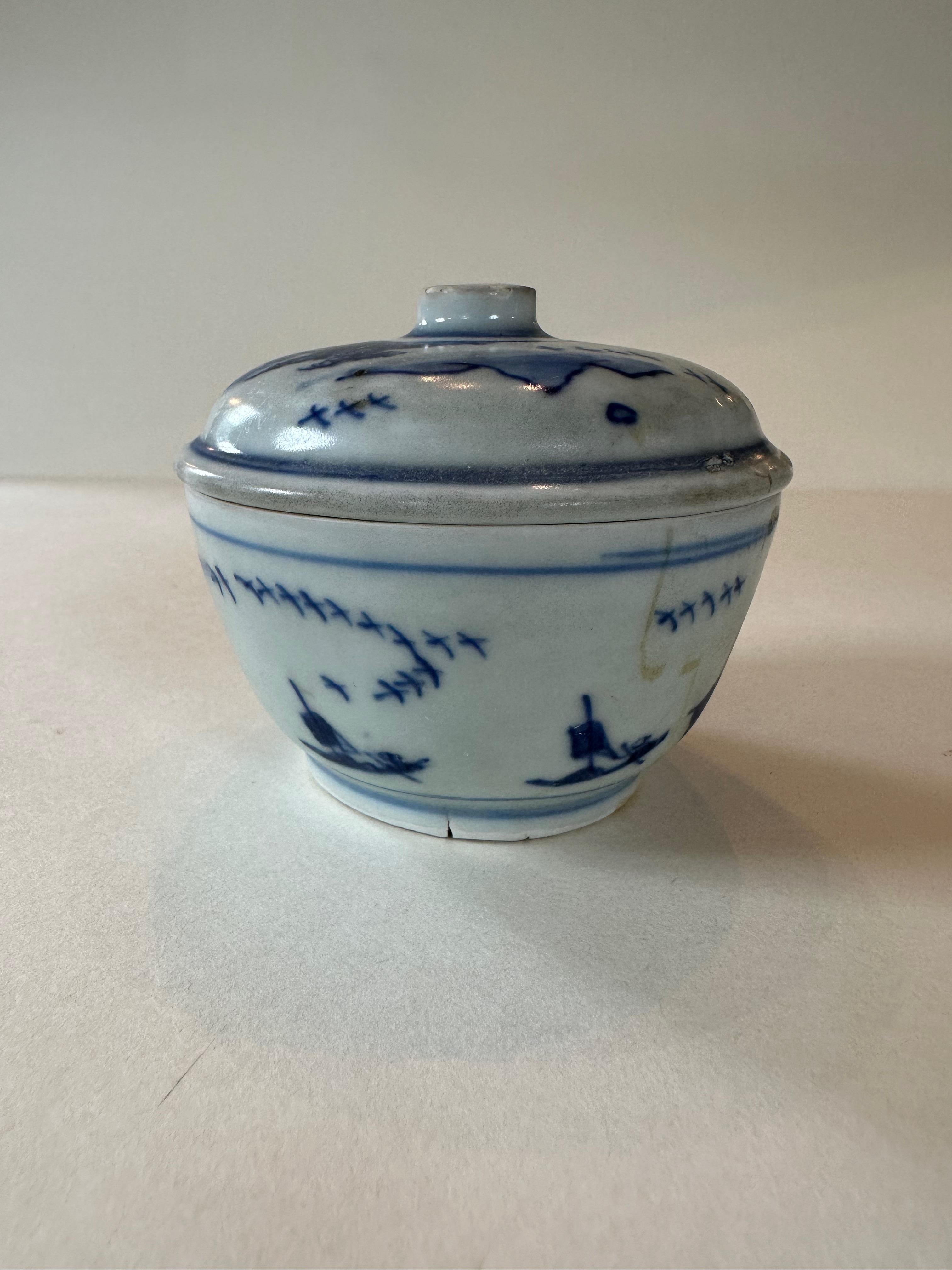 Hand-Painted Pair of 17th Century blue and white covered bowls from Hatcher Collection For Sale