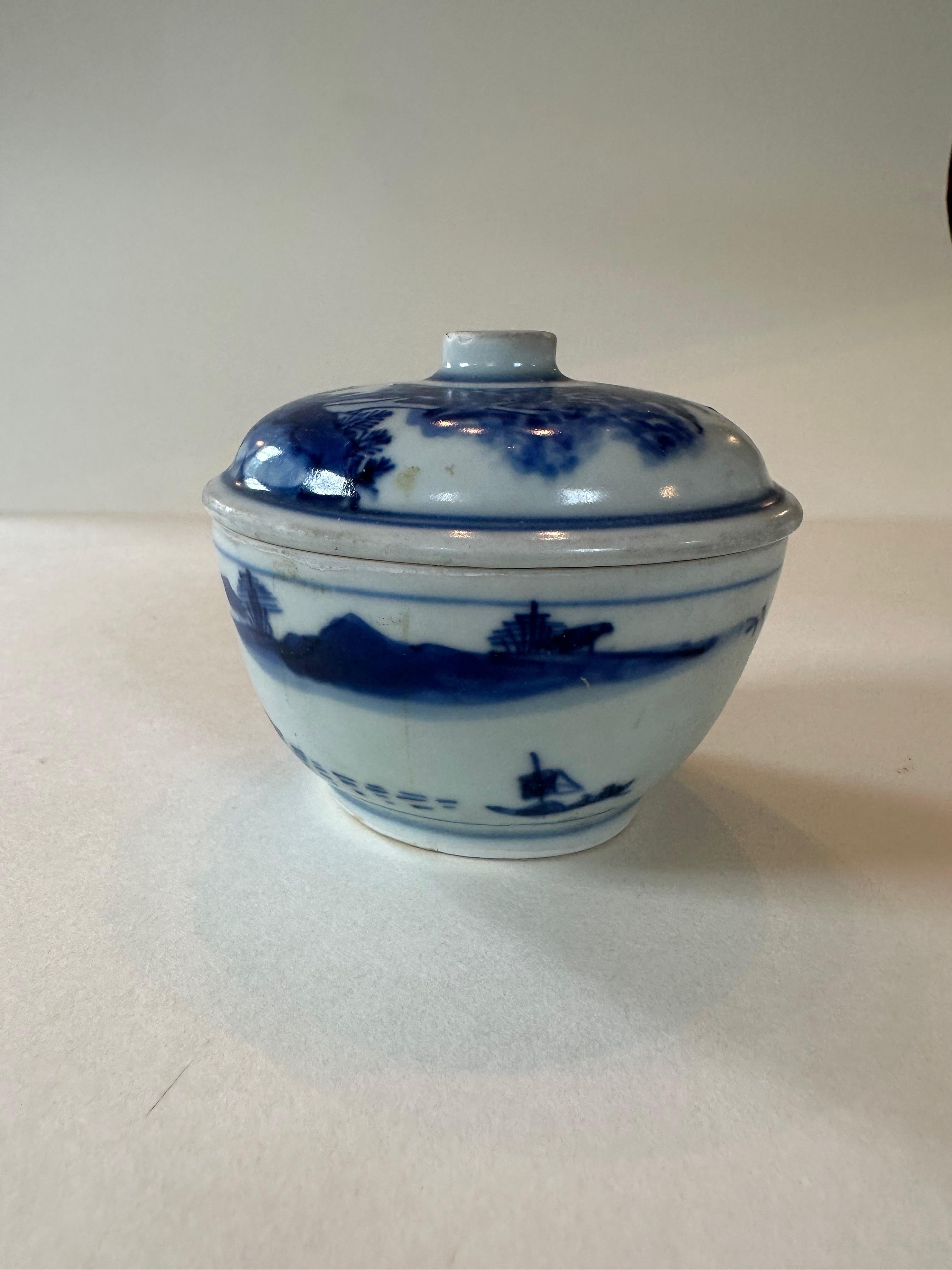 Pair of 17th Century blue and white covered bowls from Hatcher Collection In Good Condition For Sale In Atlanta, GA