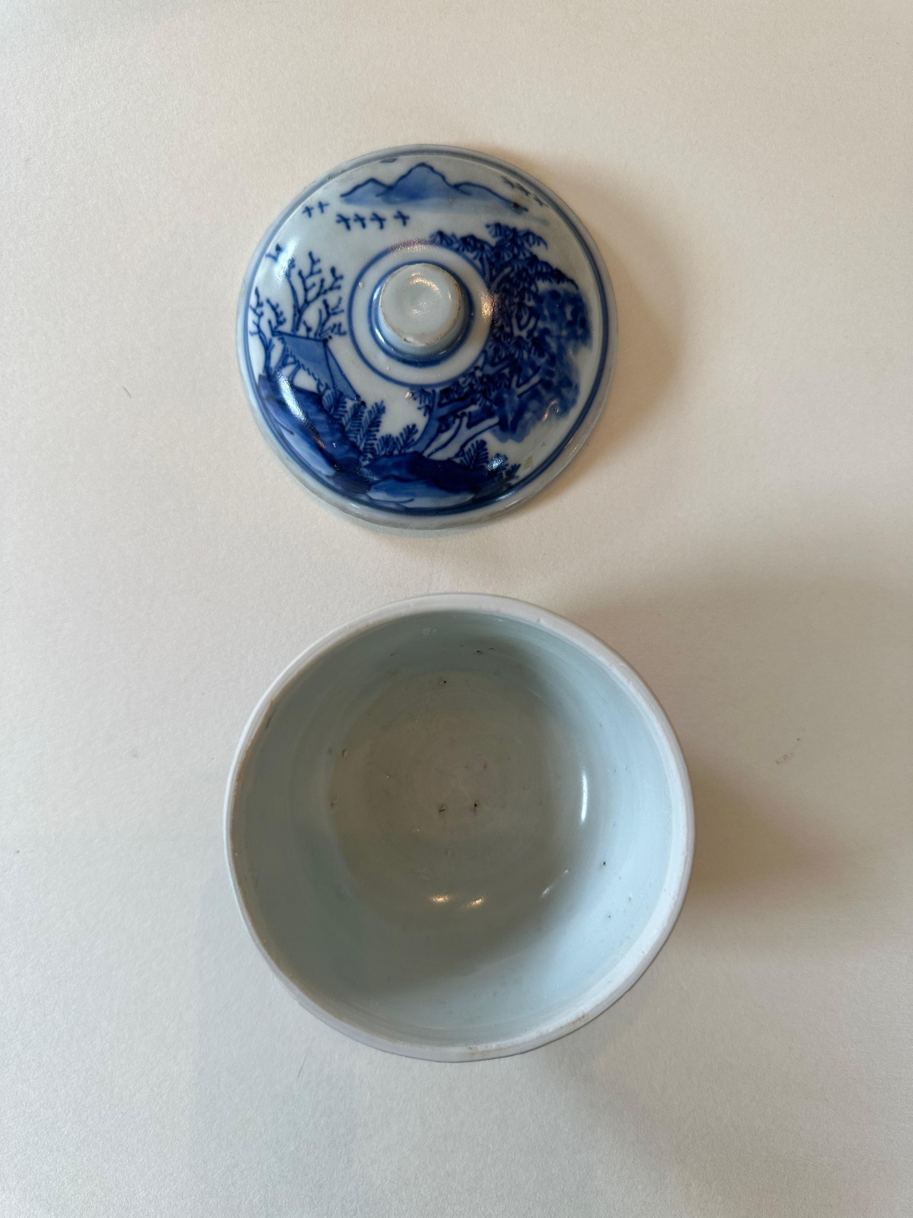 18th Century and Earlier Pair of 17th Century blue and white covered bowls from Hatcher Collection For Sale