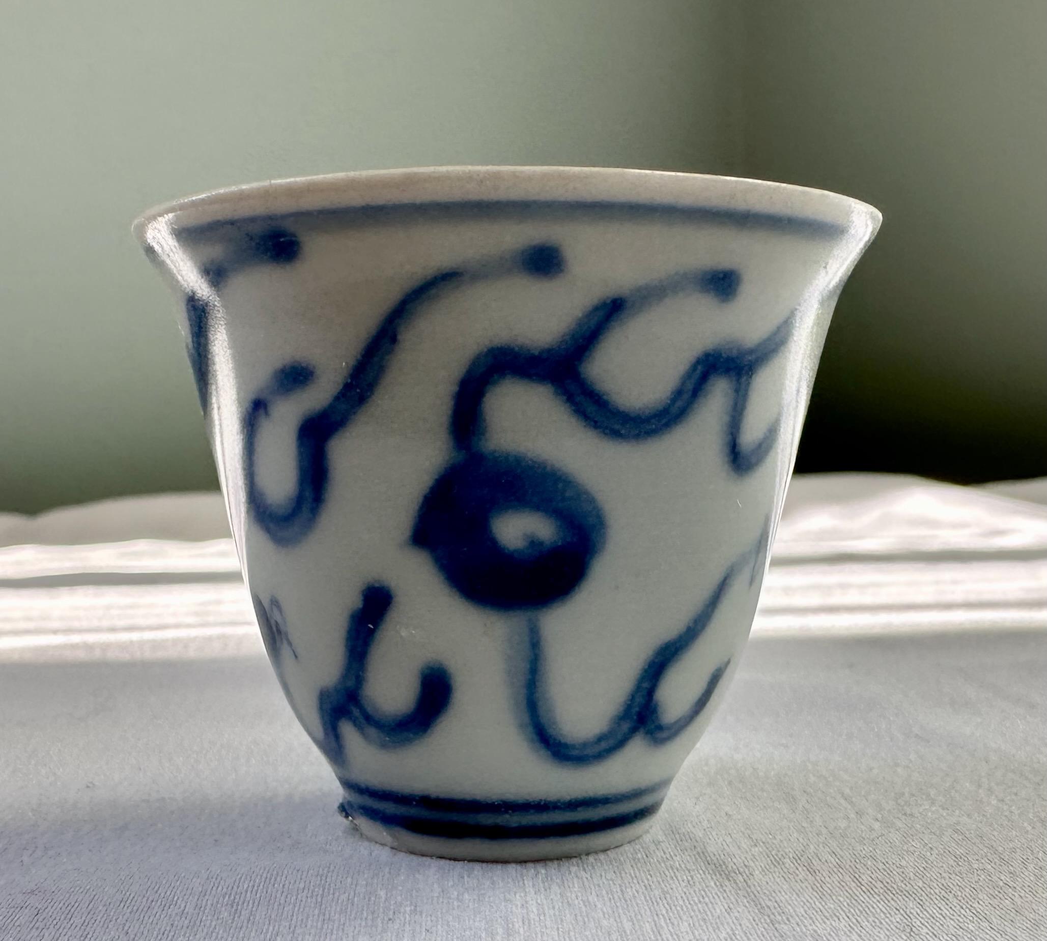 Pair of 17th Century blue and white dragon wine cups from Hatcher Collection For Sale 4