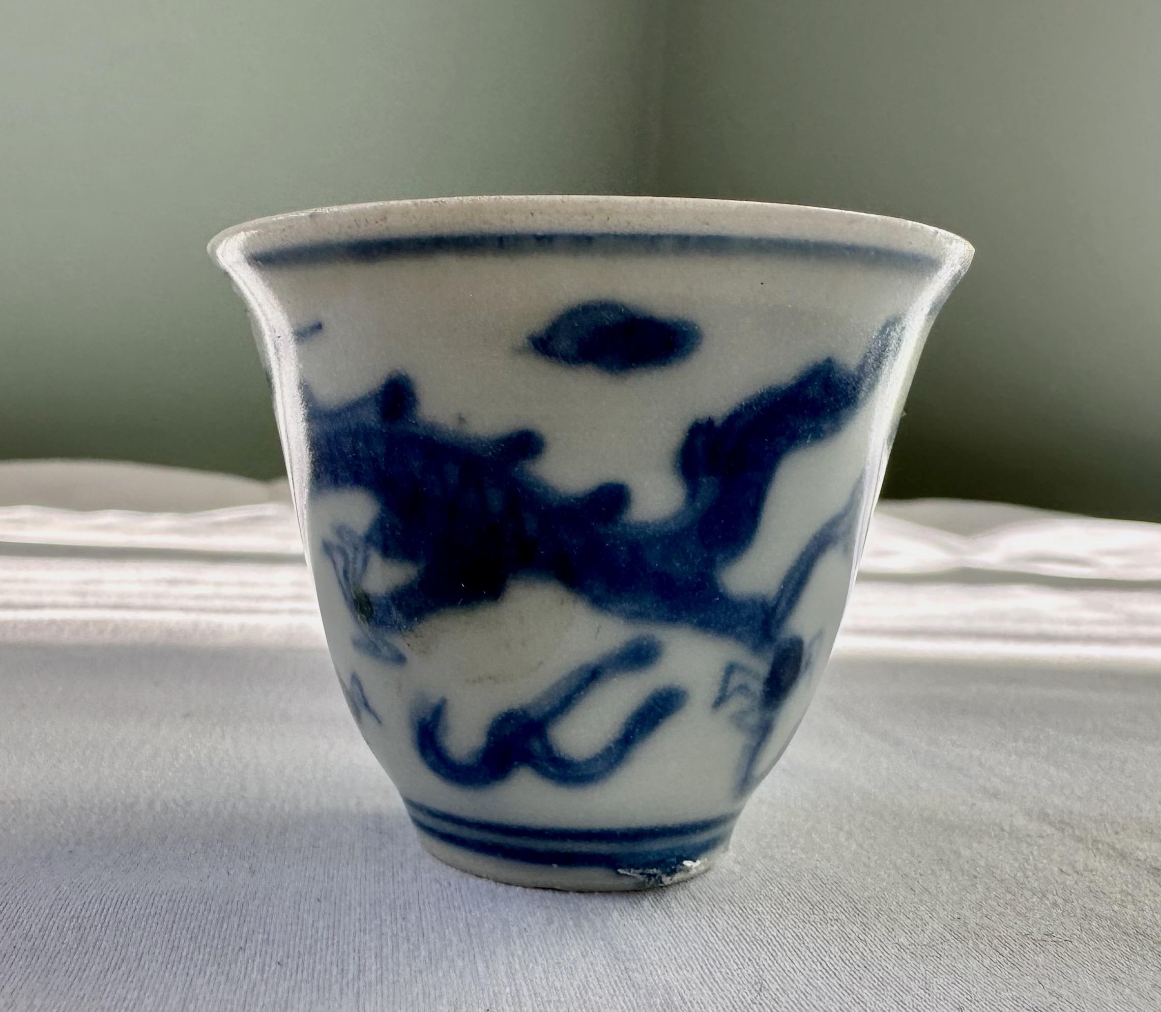 Pair of 17th Century blue and white dragon wine cups from Hatcher Collection For Sale 5