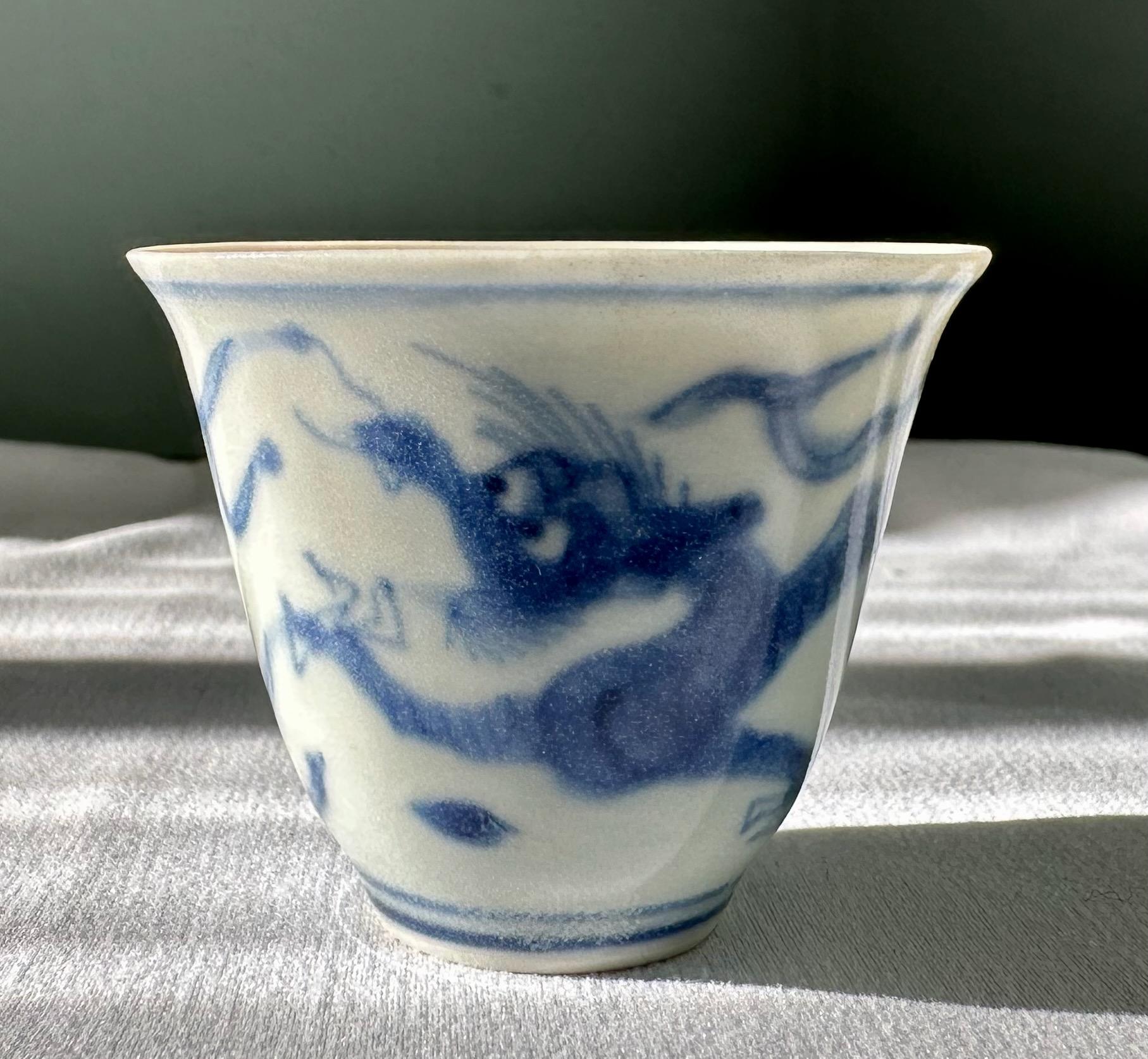Pair of 17th Century blue and white dragon wine cups from Hatcher Collection For Sale 7