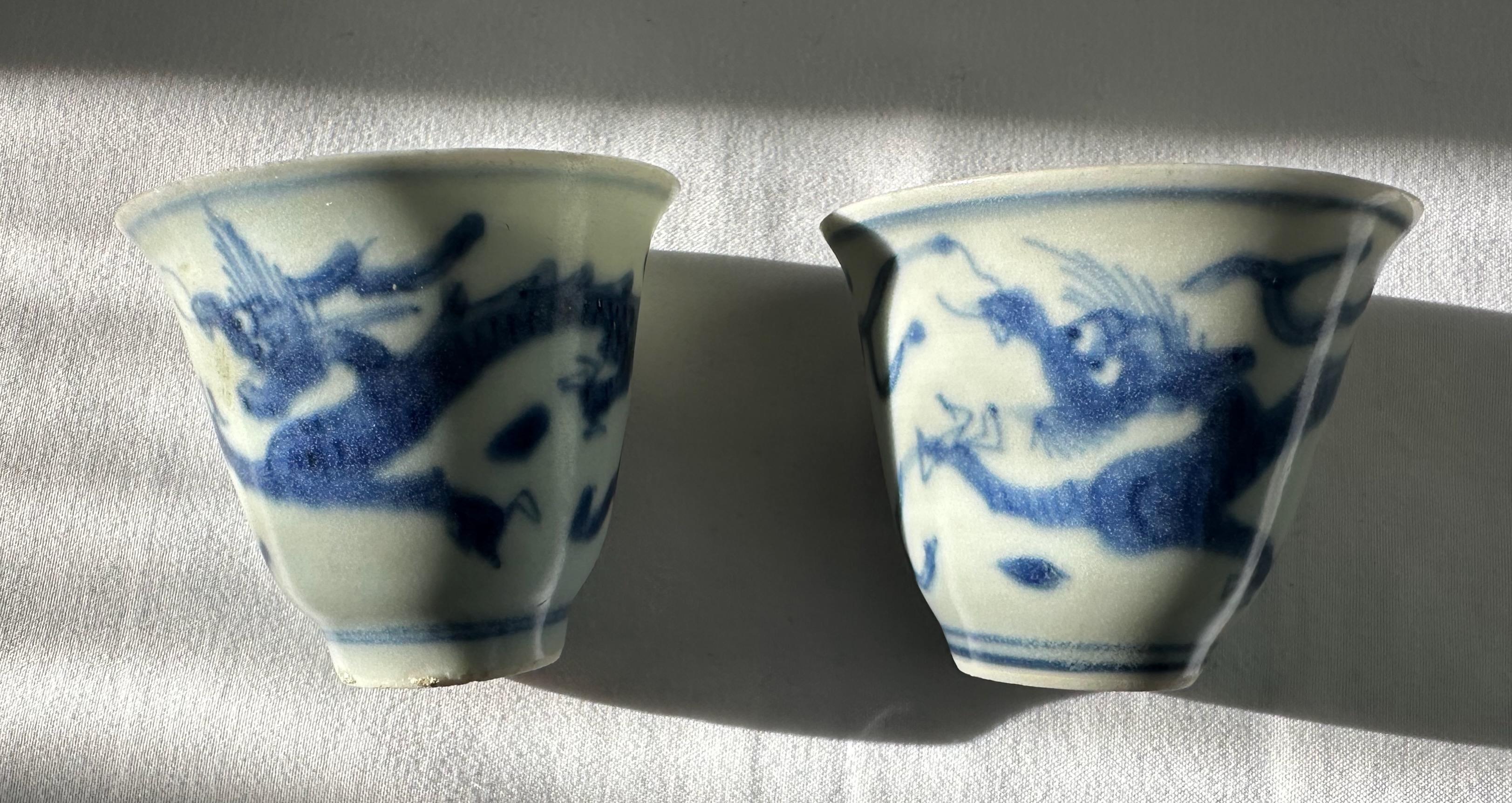 Chinese Pair of 17th Century blue and white dragon wine cups from Hatcher Collection For Sale