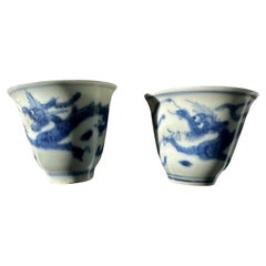 Coppia di coppe da vino con drago blu e bianco del XVII secolo della The Hatcher Collection