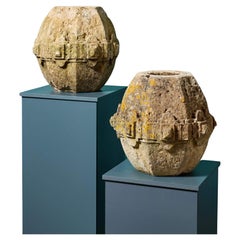 Set von geschnitzten Kalkstein-Pfeilerkappen aus dem 17. Jahrhundert Set von geschnitzten Kalkstein-Pfeilerkappen aus dem 17. Jahrhundert