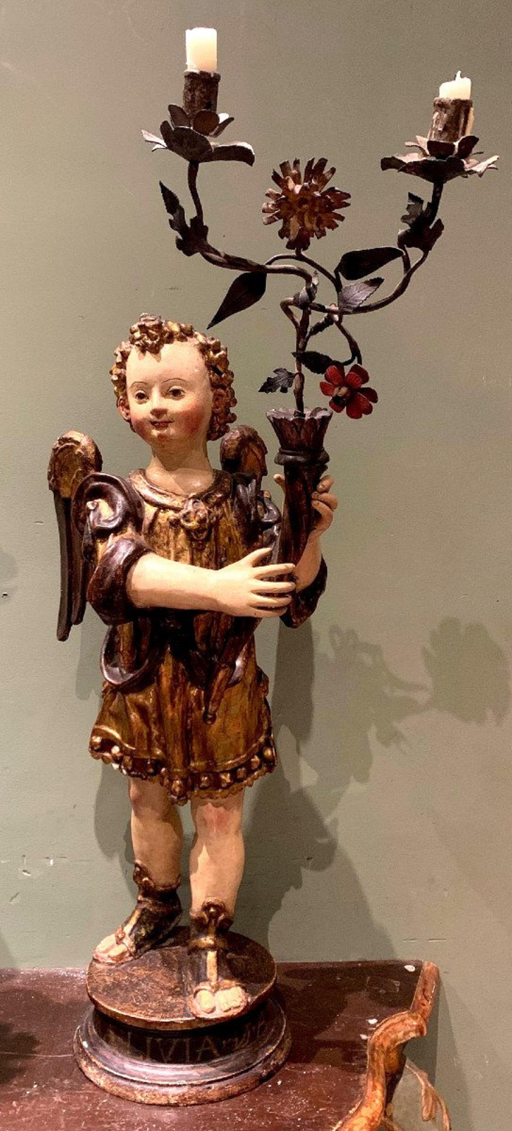 Pair of angels in polychrome and gilded wood.
They each carry a cornucopia receiving two iron arms of light decorated with flowers and foliage.
Charming expression of these smiling angels.
Very good state of preservation.
Molded circular bases