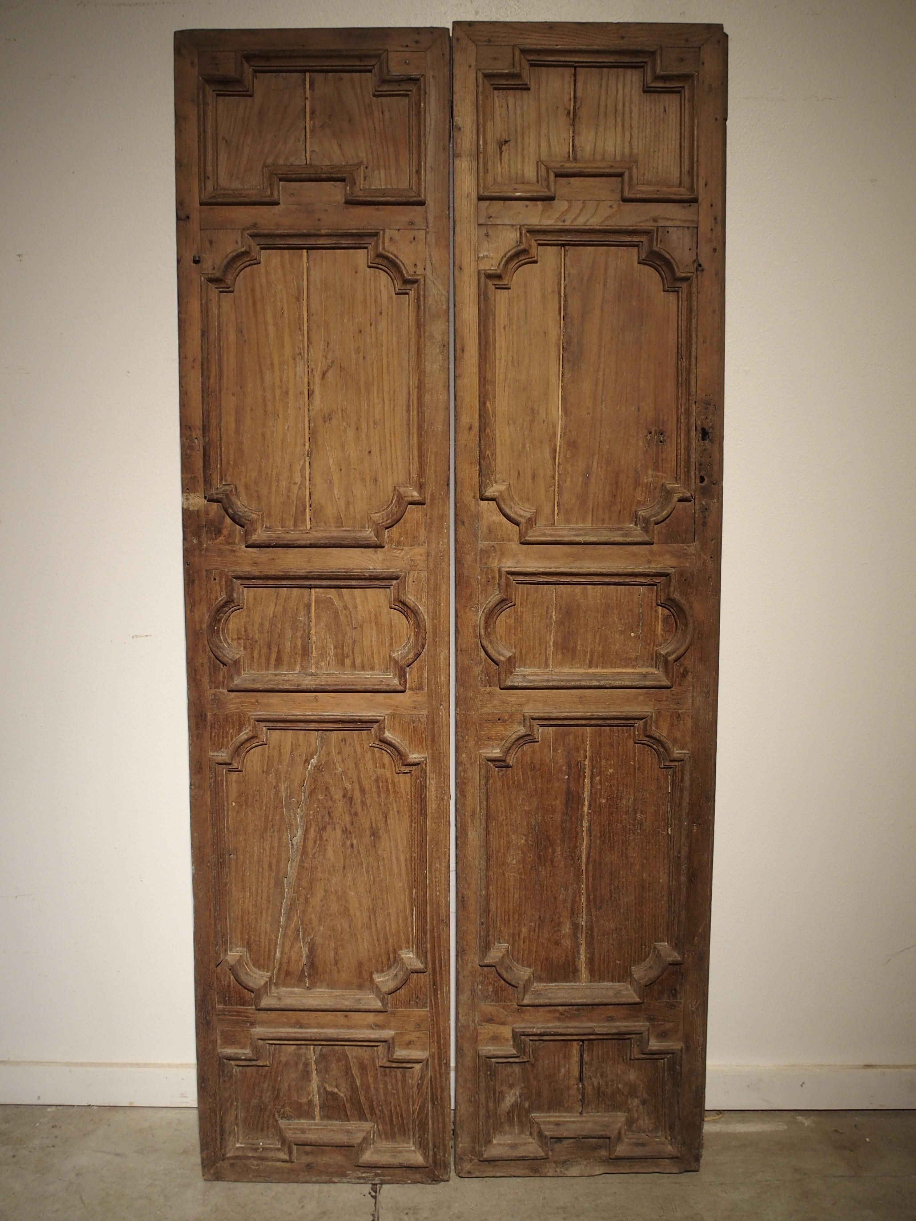 Pair of 17th Century Chestnut Wood Doors from Umbria, Italy 4