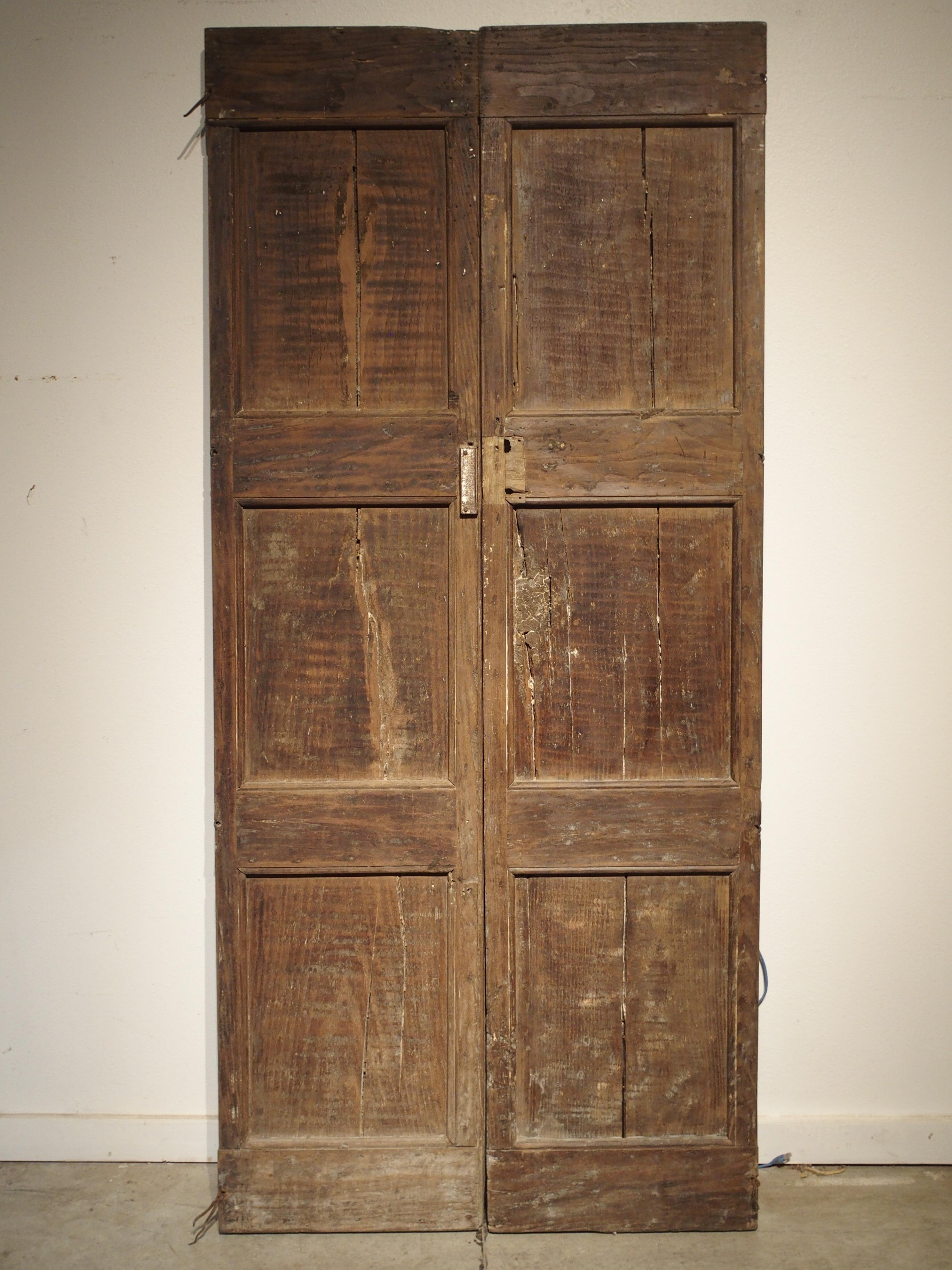 Hand-Carved Pair of 17th Century Chestnut Wood Doors from Umbria, Italy