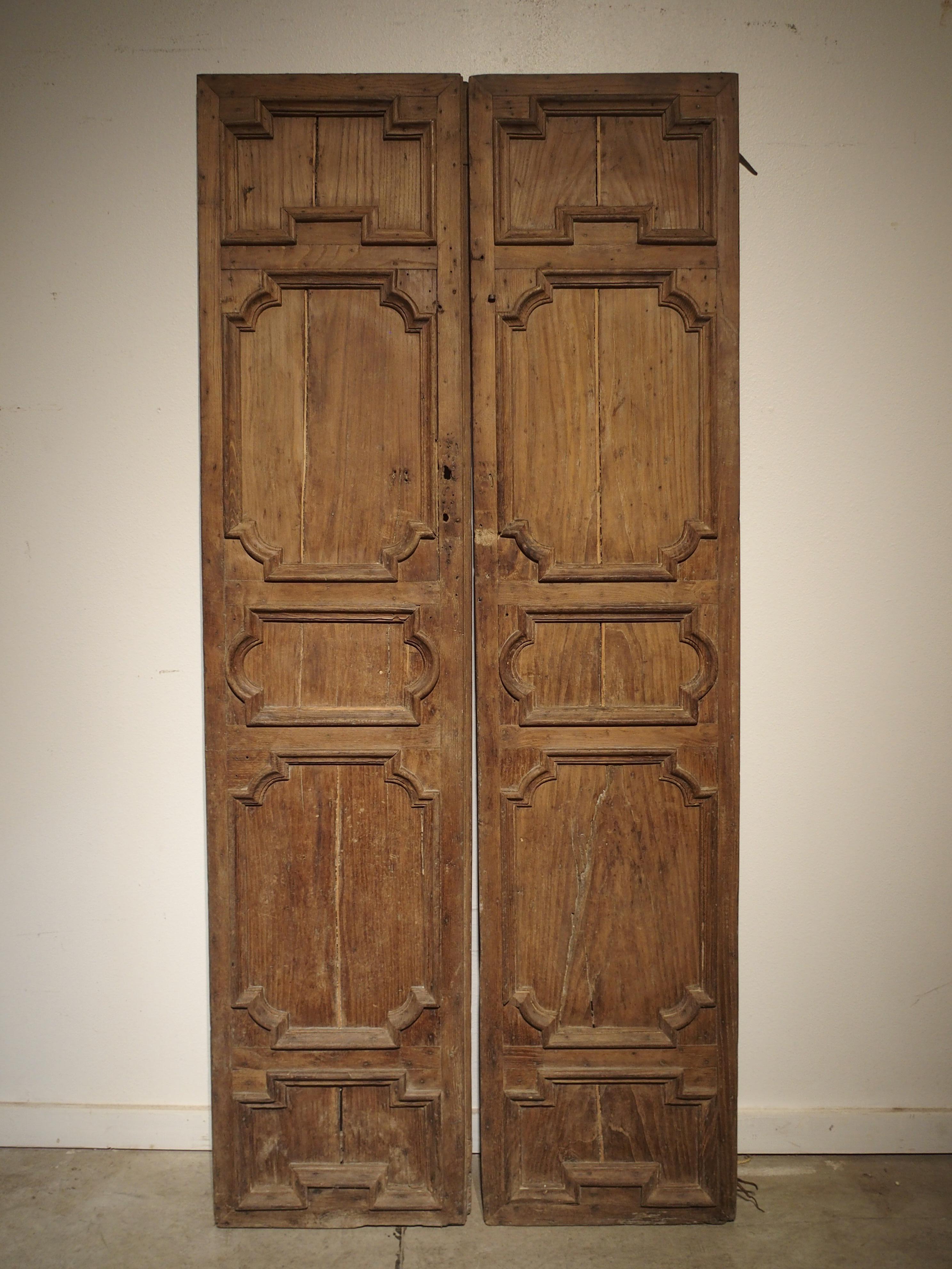 Pair of 17th Century Chestnut Wood Doors from Umbria, Italy 2