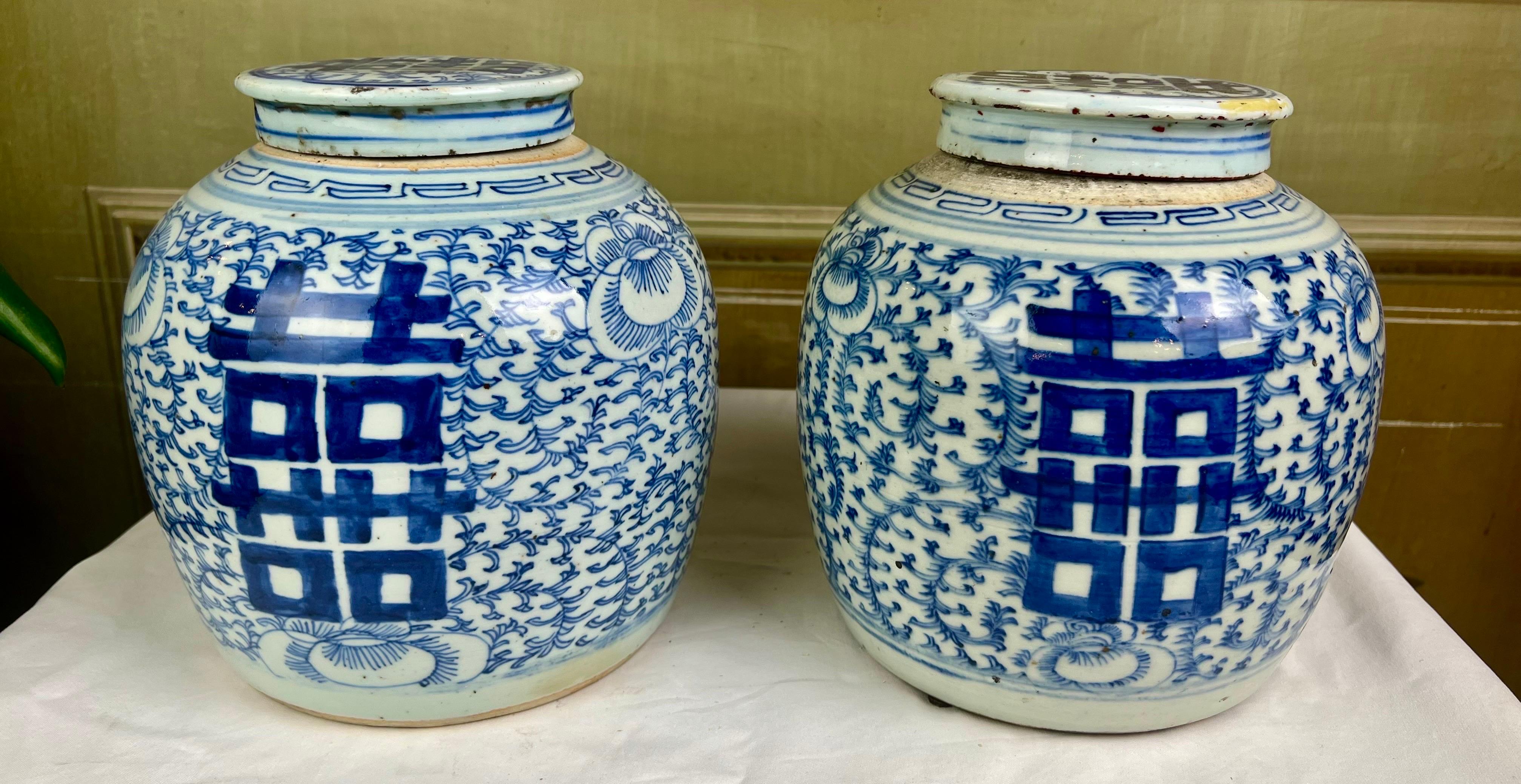 Pair of 17th Century Chinese Export Ginger Jars with Lids In Good Condition In Los Angeles, CA