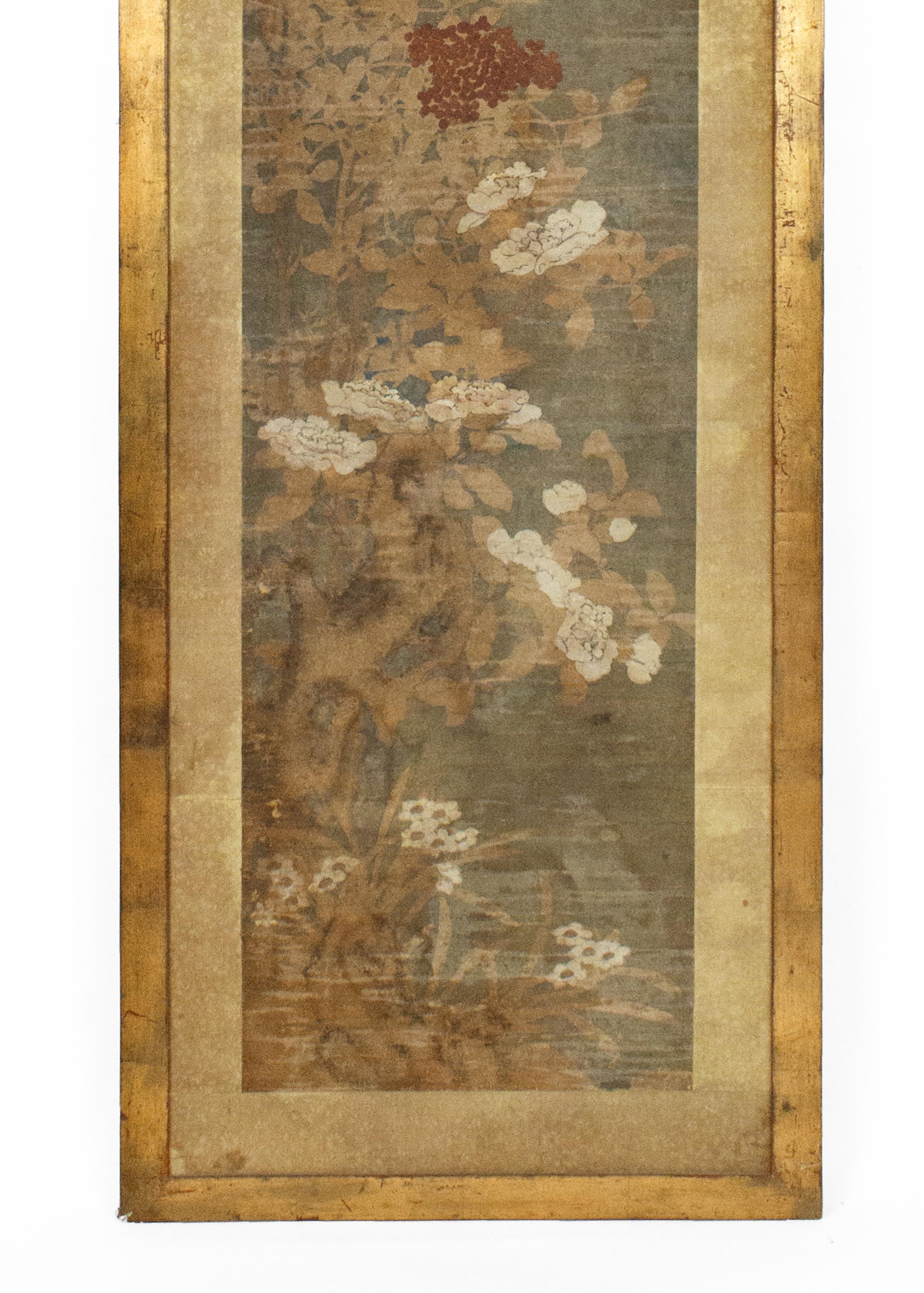 Pair of 17th Century Chinese Huaniaohua Paintings with Gilded Frames For Sale 5
