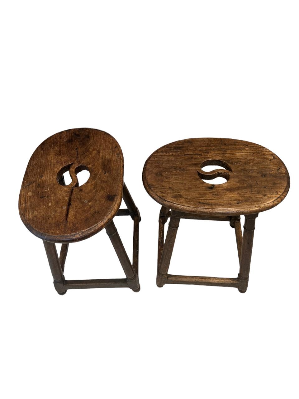Pareja de taburetes ovalados rústicos holandeses del siglo XVII tallados a mano en venta 8