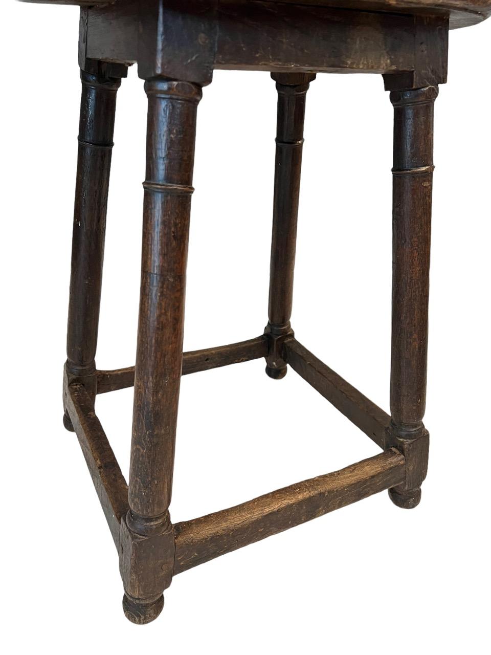 Pareja de taburetes ovalados rústicos holandeses del siglo XVII tallados a mano en venta 2