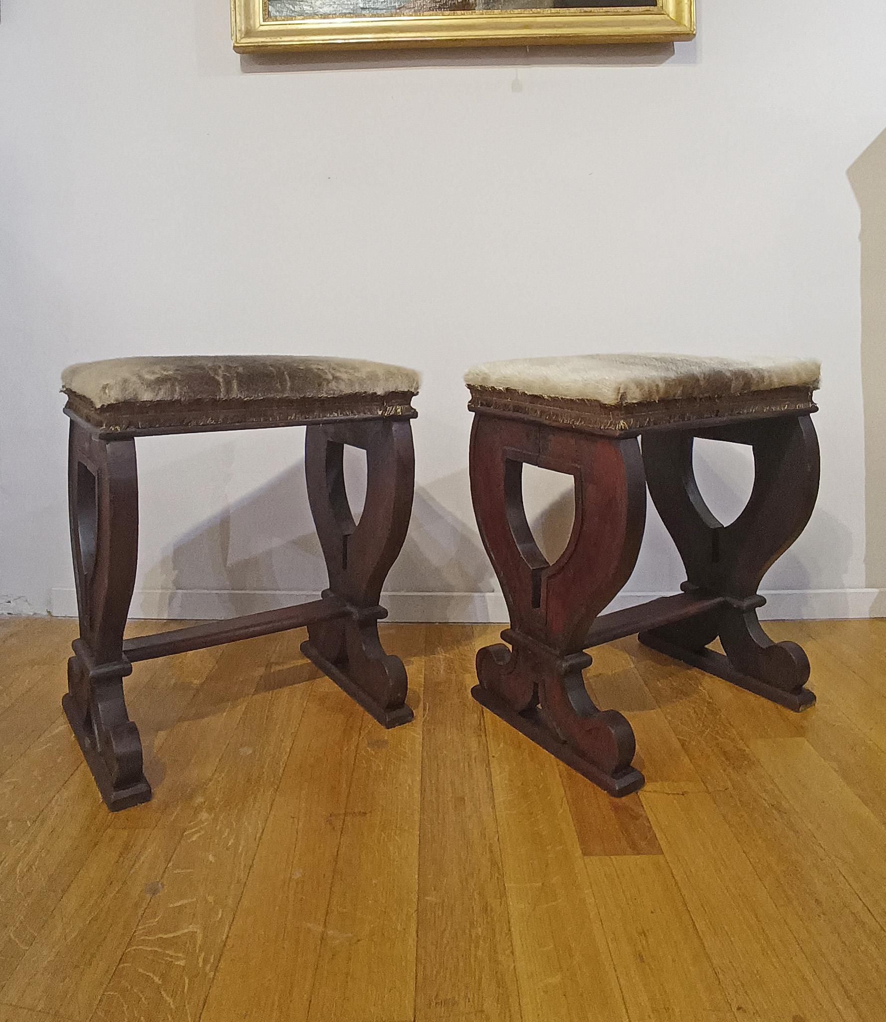 Intagliato a mano PAIR OF 17th CENTURY FALDSTOOLS STOOLS in vendita