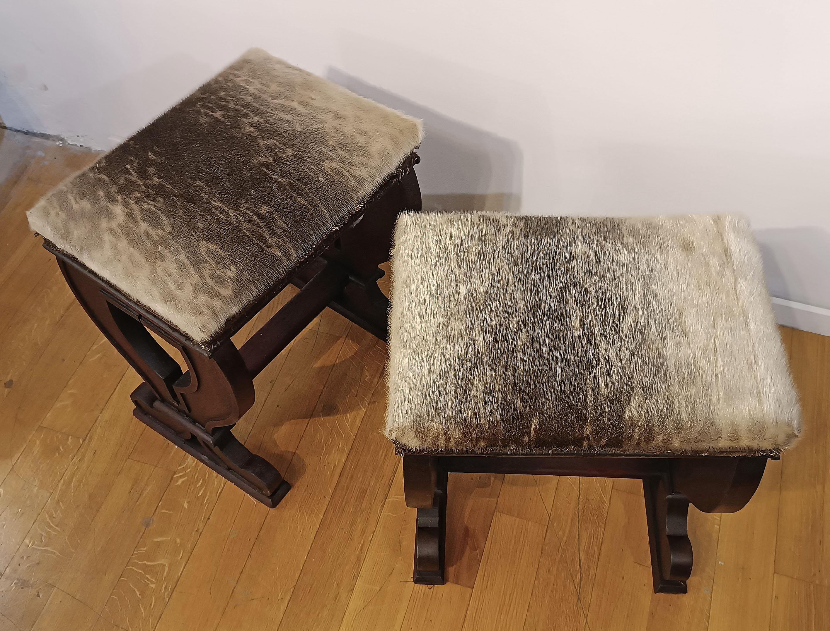 Pelliccia PAIR OF 17th CENTURY FALDSTOOLS STOOLS in vendita
