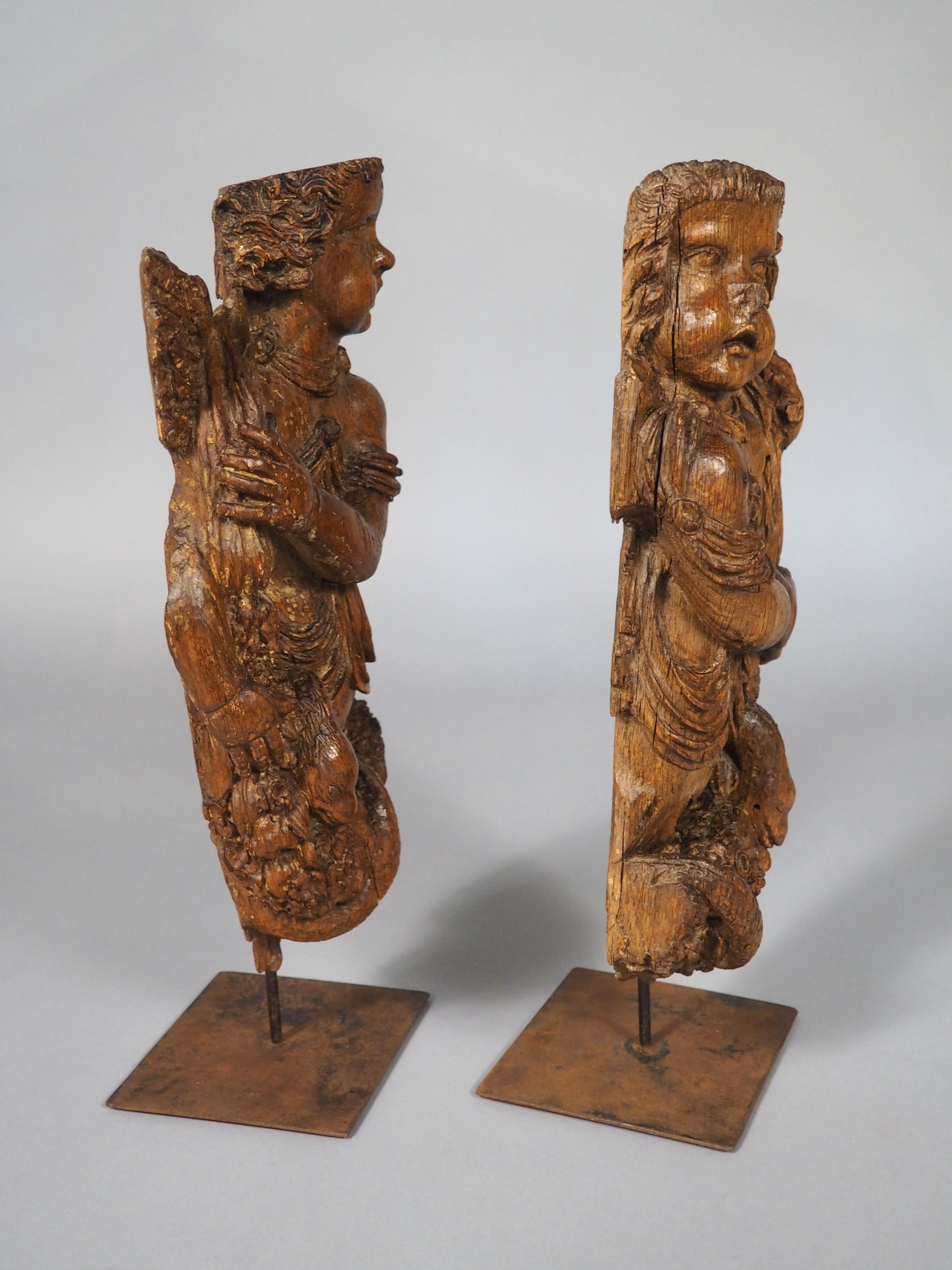 Coppia di sculture di putti fiamminghi del XVII secolo su supporti in ferro contemporanei in vendita 7