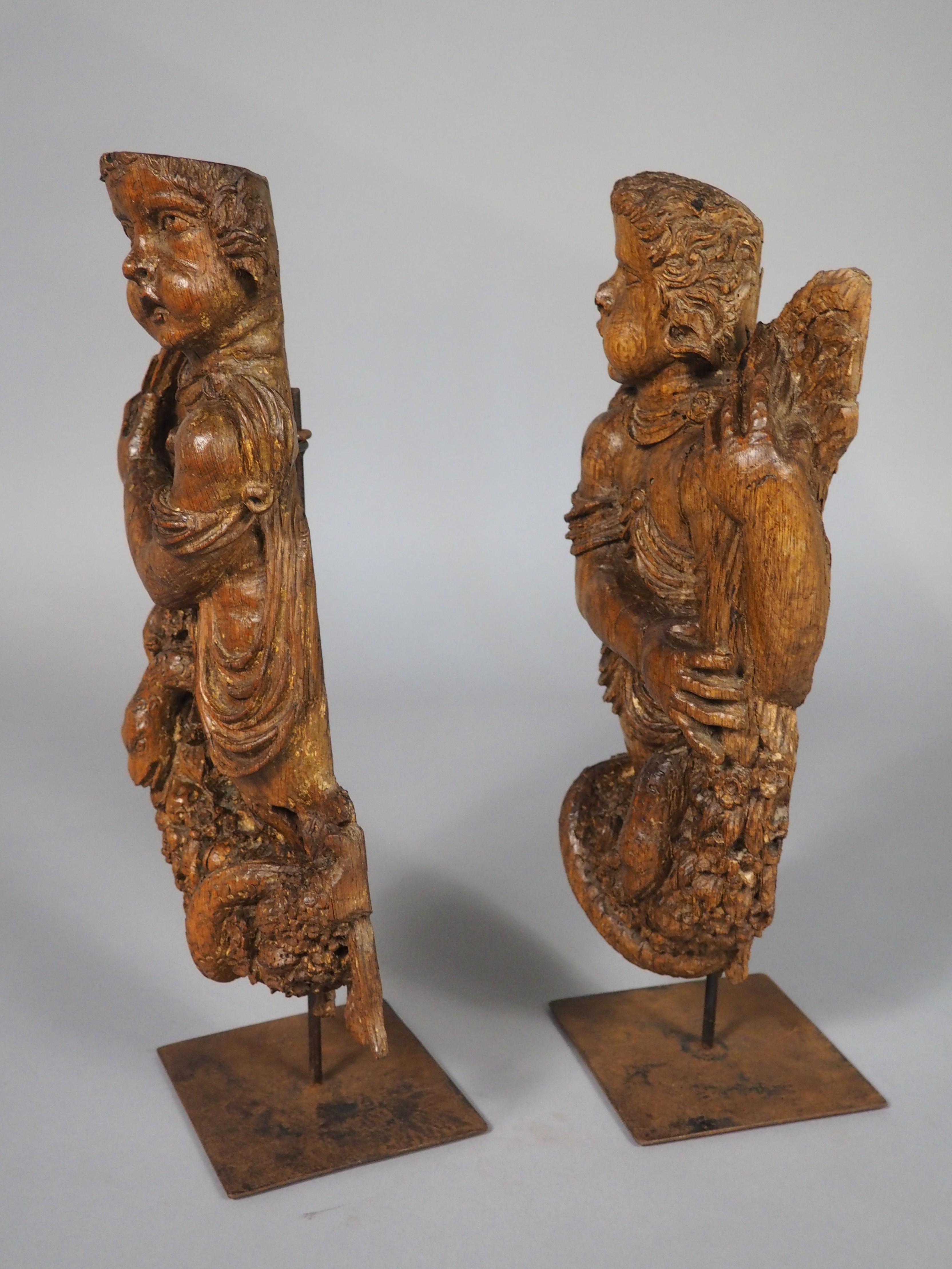 Coppia di sculture di putti fiamminghi del XVII secolo su supporti in ferro contemporanei in vendita 11