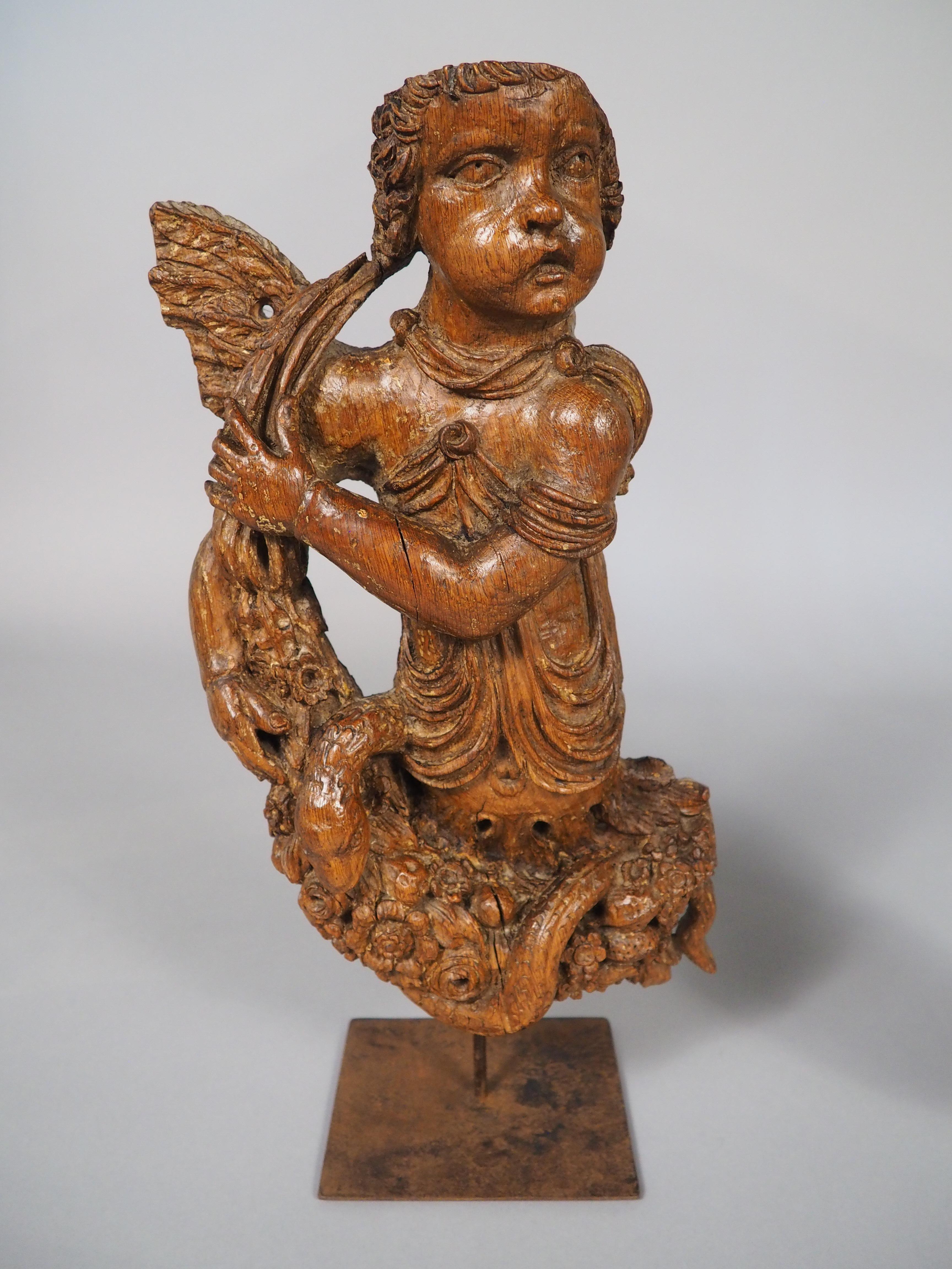 Intagliato a mano Coppia di sculture di putti fiamminghi del XVII secolo su supporti in ferro contemporanei in vendita