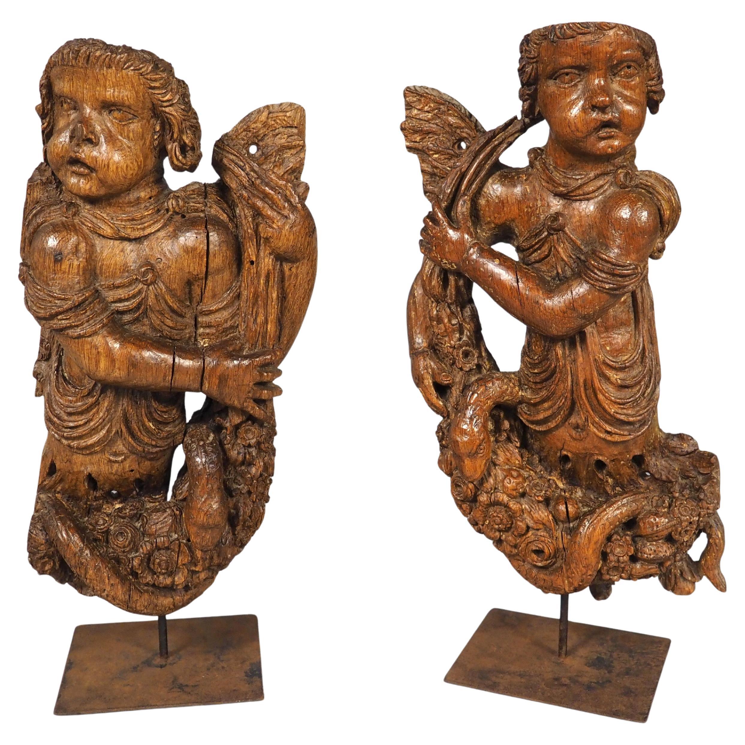 Coppia di sculture di putti fiamminghi del XVII secolo su supporti in ferro contemporanei