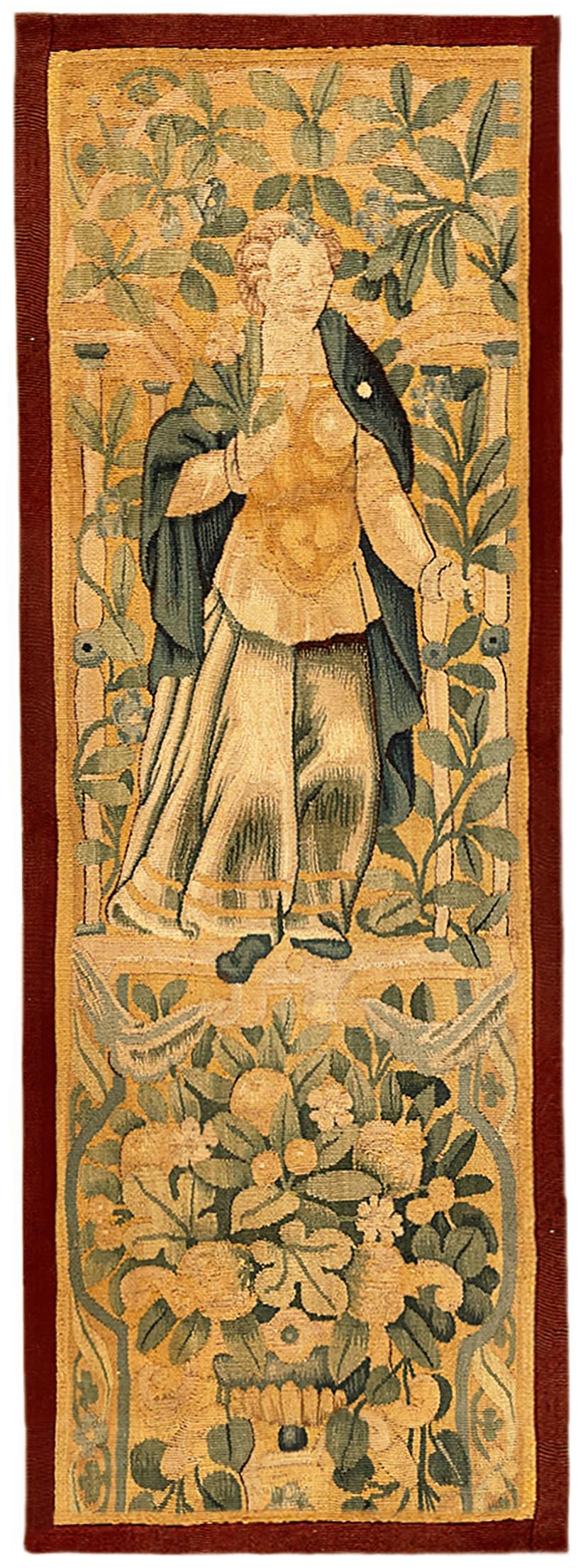 Une paire de panneaux de tapisserie historique flamande du 17ème siècle. Ces panneaux de tapisserie décoratifs orientés verticalement représentent des figures féminines royales en haut, avec des réserves florales élaborées en bas. Les zones