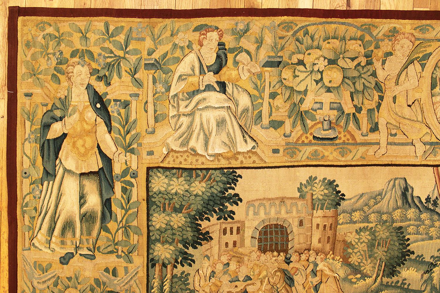 Belge Paire de panneaux de tapisserie flamande du 17ème siècle avec figures féminines et réserves florales en vente