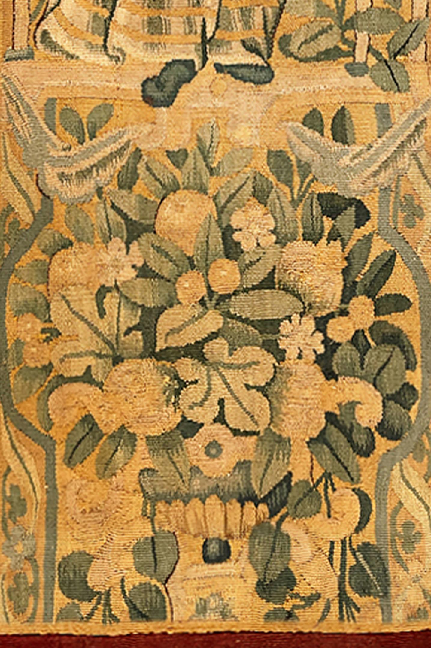 XVIIIe siècle et antérieur Paire de panneaux de tapisserie flamande du 17ème siècle avec figures féminines et réserves florales en vente