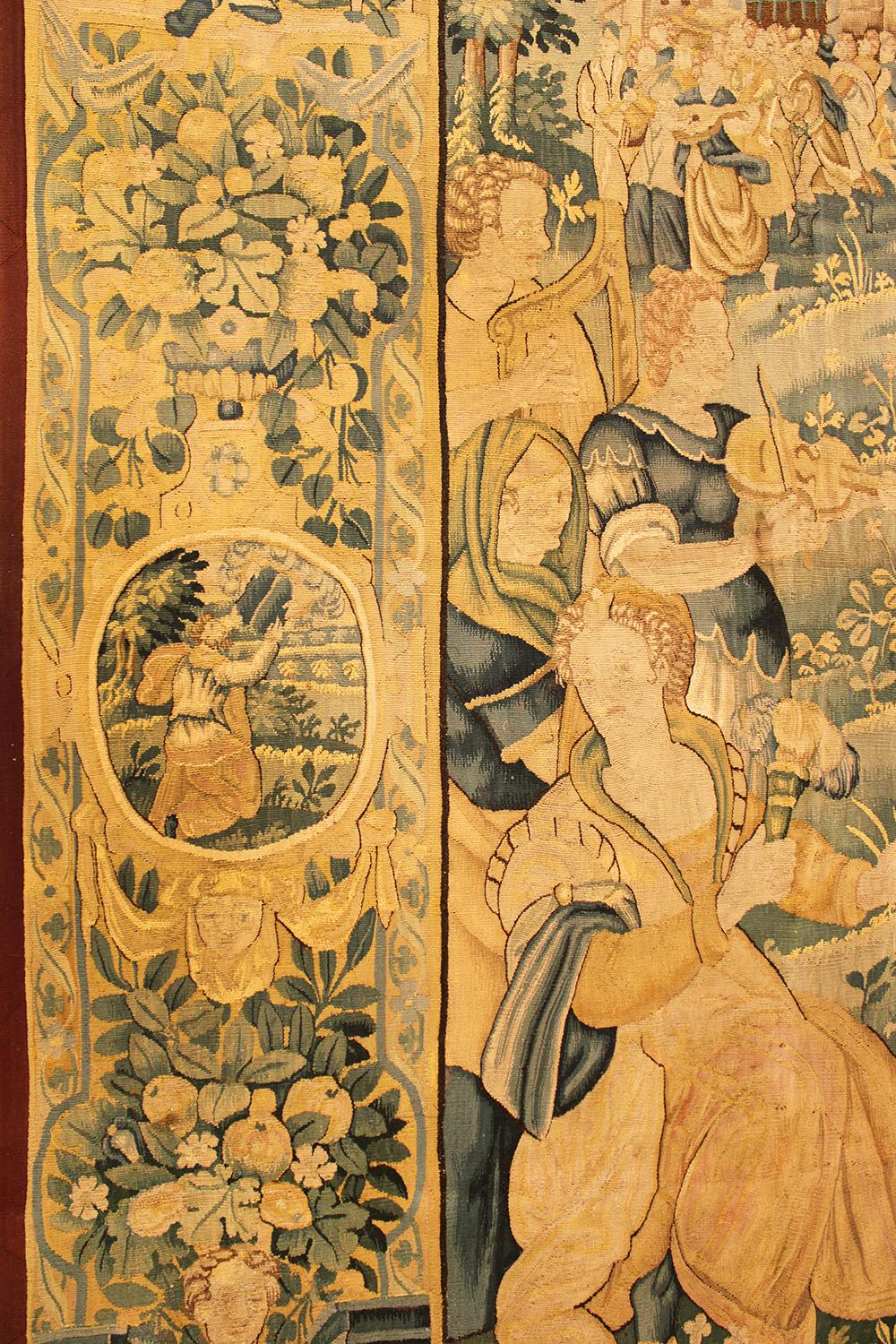 Tissé à la main Paire de panneaux de tapisserie flamande du 17ème siècle avec figures féminines et réserves florales en vente