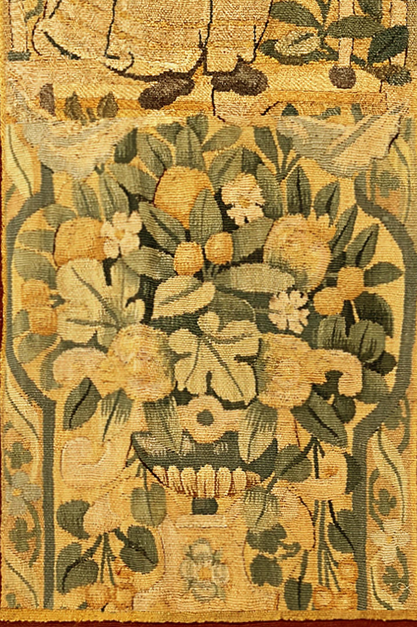 Paire de panneaux de tapisserie flamande du 17ème siècle avec figures féminines et réserves florales en vente 4