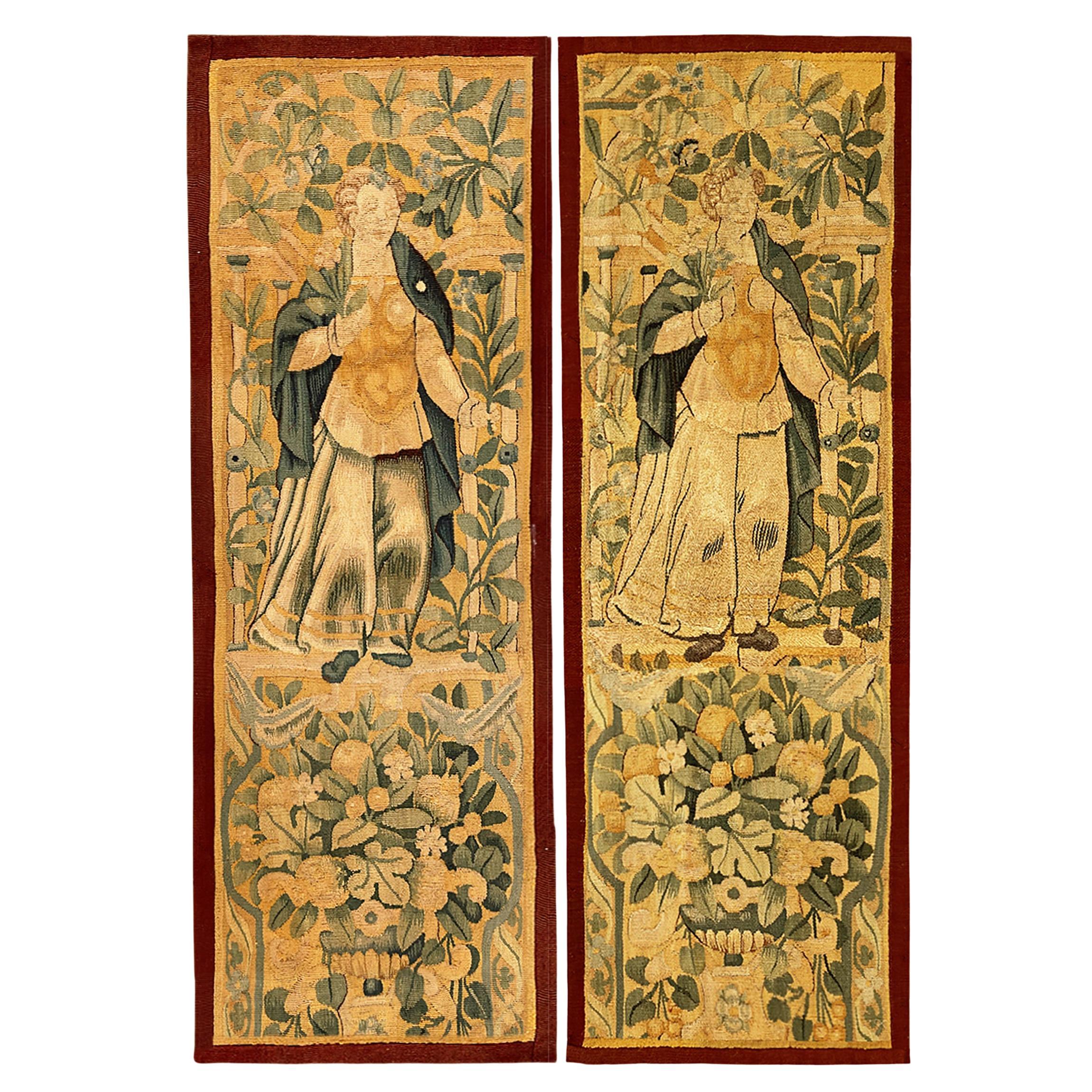Paire de panneaux de tapisserie flamande du 17ème siècle avec figures féminines et réserves florales en vente